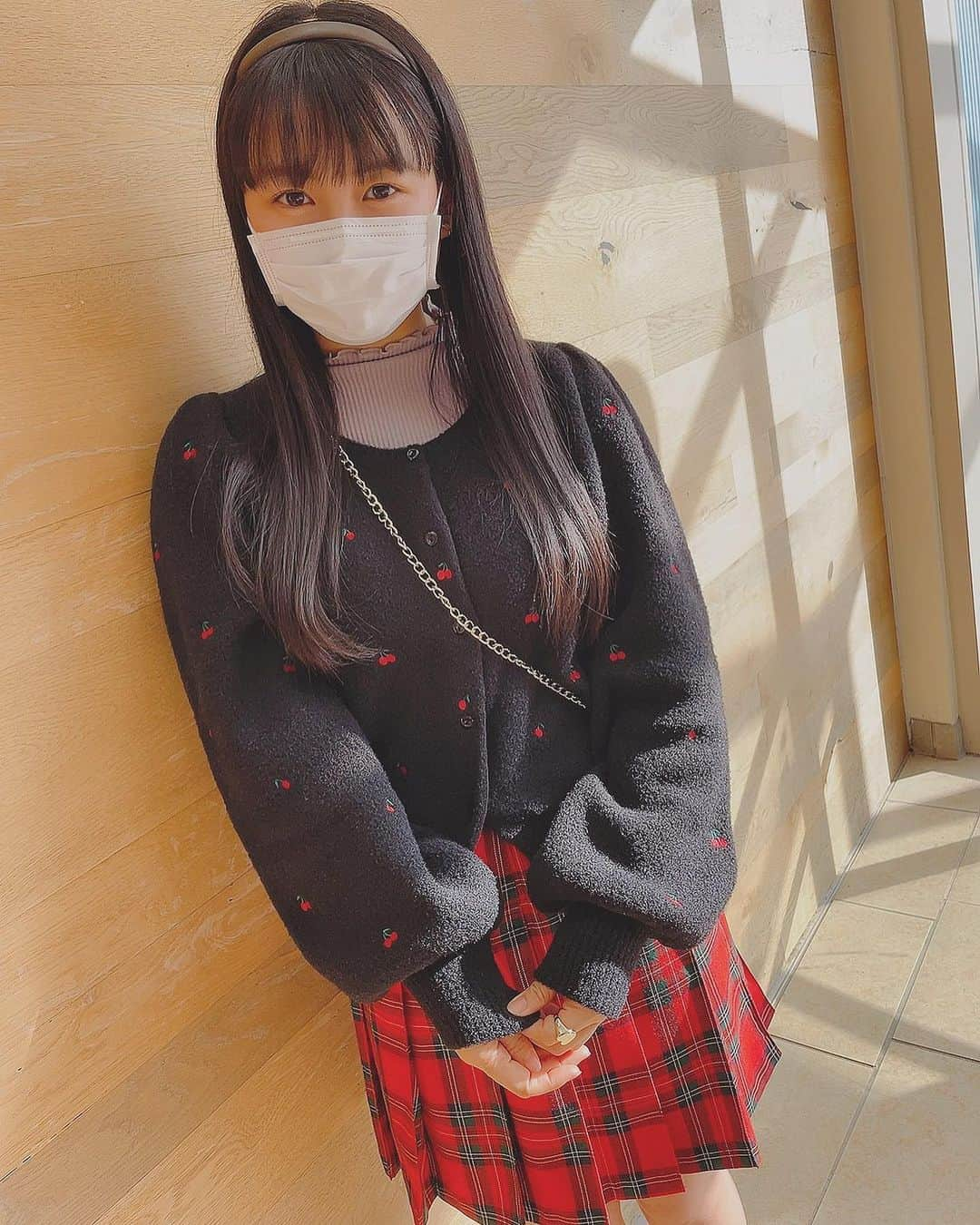 吉川ひよりさんのインスタグラム写真 - (吉川ひよりInstagram)「✿ ✿ ✿ ✿ ﻿ ﻿ ☀️☀️☀️⸜❤︎⸝ ﻿ ﻿ 今日もぽかぽか暖かいお天気でしたね♡﻿ 少し遠い距離の運転をしました〜♬﻿ ﻿ ﻿ お気に入りの🍒カーディガンに﻿ 最近好きな色のむらさきのハイネックを合わせてみました〜☺︎☺︎☺︎﻿ 赤チェックのスカートは古着屋さんにてワンコインでgetした!!見つけた時happyになったスカートなんです❤️﻿ ﻿ そしてひよりの大好きな親友ちゃんに似合う〜と褒めてもらったのでカチューシャデビュー✨﻿ どうですか？？☺︎﻿ ﻿ #piyochanstagram﻿ #春服　#今日のコーデ﻿ #カーディガン﻿ #チェックスカート﻿ #古着　#カチューシャ﻿ #さくらんぼ柄﻿ #プチプラコーデ﻿」2月20日 22時27分 - hiyori_yoshikawa_official