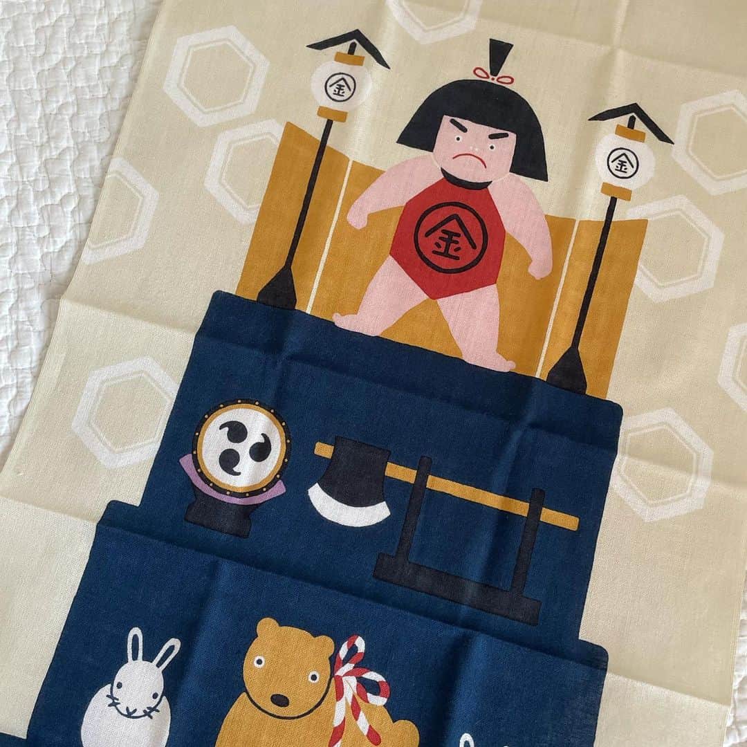 馬渕史香のインスタグラム：「息子の初節句に向けて、絵てぬぐいを買いました🎏  イベント系はいつもギリギリまで準備しない（できない😅）人なんですが、可愛いの見つけたので✨  ふみか自身は姉妹やで、実はちょっとこいのぼりに憧れがあって、最初はこいのぼり探してたけど、ここに辿りついた💨  額に入れて飾ろうかなーなんて考え中〜  これと迷った絵柄もあわせて楽天ROOMに載せときました プロフィールのリンクからいけます  #こどもの日 #五月人形 #端午の節句 #尚武の節句 #こいのぼり #兜 #菖蒲 #金太郎  #あしざわ家 #赤ちゃんのいる生活 #令和2年生まれ #5月生まれ #男の子ベビー #令和ベビー #babyboy #2020baby #ゼクシィbabyママ隊 #ずぼら主婦」