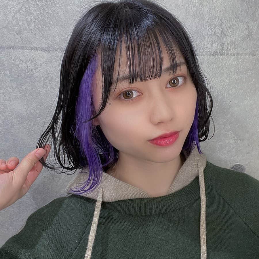 西山野園美のインスタグラム：「〜過去の髪色紹介〜  めちゃくちゃ綺麗に紫入ったの巻！ 紫しか勝たんと言わんばかりの紫(?)  こんだけ発色良い紫なら黒にも合う😈  #インナーカラー #parplehair」