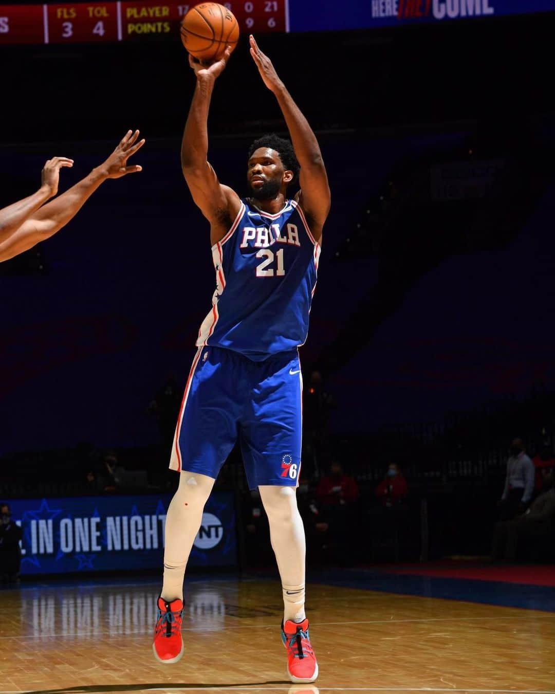 Under Armour Basketballさんのインスタグラム写真 - (Under Armour BasketballInstagram)「Go off on ‘em, Jo. @Joelembiid was in his 🎒for a career high 5️⃣0️⃣ points and adds 1️⃣7️⃣ boards in The Process.」2月20日 22時35分 - uabasketball