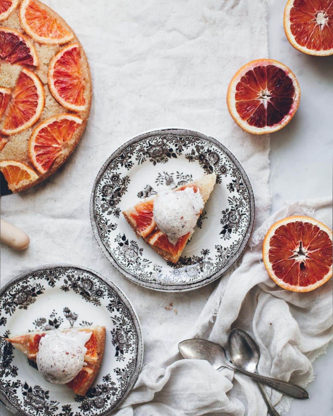 Linda Lomelinoさんのインスタグラム写真 - (Linda LomelinoInstagram)「Just popping in to share this upside down cake with one of the most photogenic fruits 🍊 Blood orange! The recipe is linked in my profile. Hope you’re having a great weekend!  #foodphotography #bloodorange #upsidedowncake #cake」2月20日 22時37分 - linda_lomelino