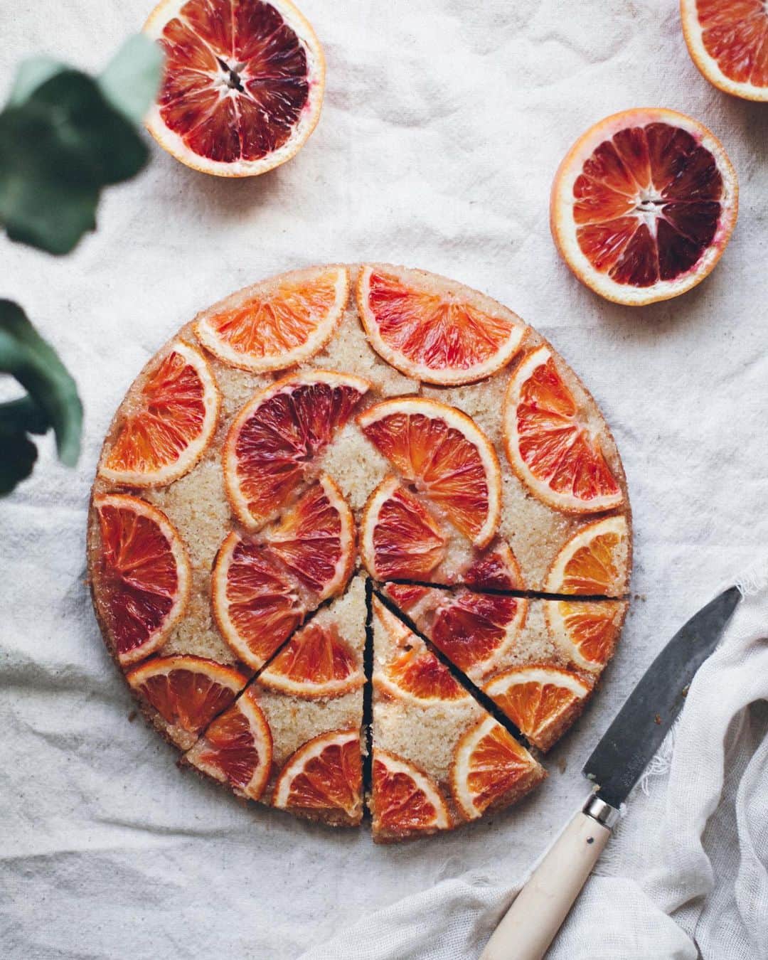 Linda Lomelinoのインスタグラム：「Just popping in to share this upside down cake with one of the most photogenic fruits 🍊 Blood orange! The recipe is linked in my profile. Hope you’re having a great weekend!  #foodphotography #bloodorange #upsidedowncake #cake」