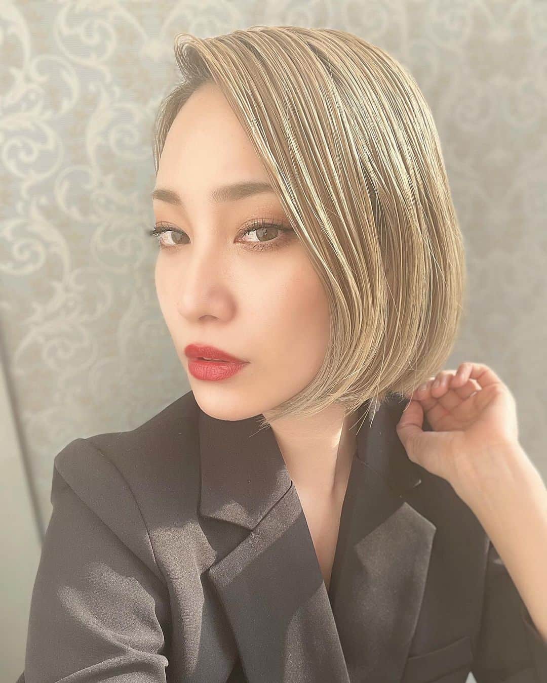 藤本奈月のインスタグラム：「New color🪄 ご無沙汰だった　@agesasaki ささきさん🙋🏻‍♀️ カットカラーでお願いしました🤲 色落ち楽しんで今のこの感じ、このカラーがまじで好きやぁ。  ＠age_guest #age#ヘアメイクアージュ#天神美容室#佐々木亮#髪質改善#PR ♪ホットペッパービューティーにて予約可能 ♪ インスタを見てのご来店で炭酸スパ2800円をプレゼント」