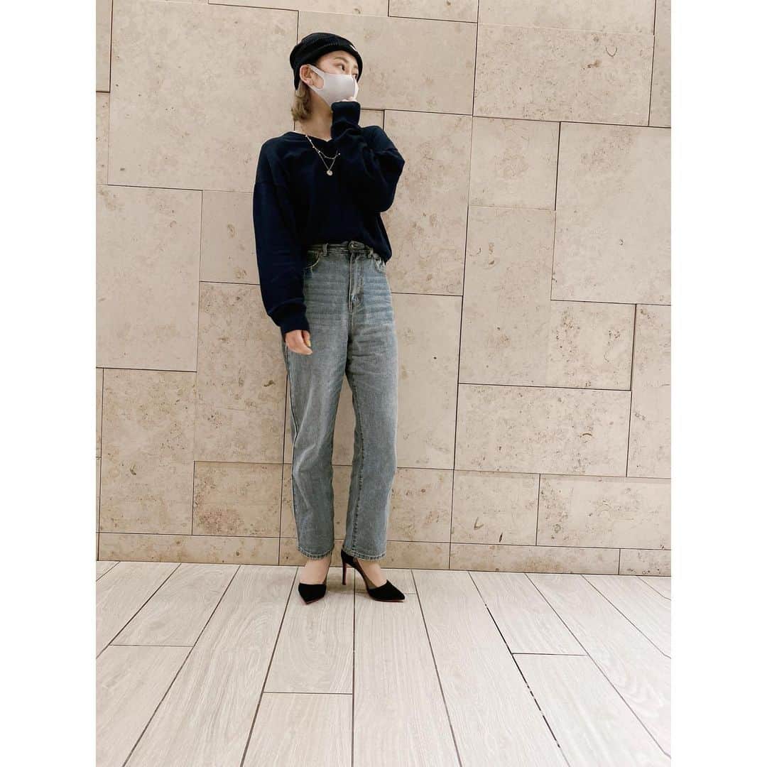 松本慈子のインスタグラム：「* すっぴん、ボサボサでカジュアルなコーディネートだったので高いヒール履きました。帰り道足痛かった〜😭オシャレに我慢が必要とはこのことである。  #ジーンズ #ジーンズコーデ #デニム #ニット #ニットコーデ #ニット帽 #ヒール #カジュアルコーデ #カジュアルファッション #denimpants #ootdfashion #casualstyle #dickies #rodeocrowns #grl #diana #dianashoes」