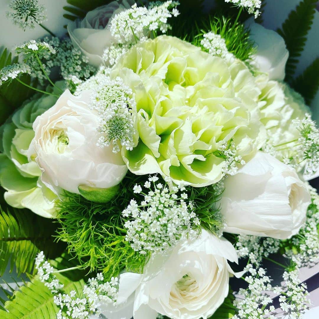 清水あすかさんのインスタグラム写真 - (清水あすかInstagram)「今日はビジネスパートナーの お誕生日🎂🎉  お誕生日おめでとう🍾🎊🎈 素晴らしい一年になりますように💕 これからも末永〜〜〜く宜しくね💕  #happybirthday  #flowers  #乾杯　🥂 #asukahimeflower」2月20日 22時39分 - asukahime1015
