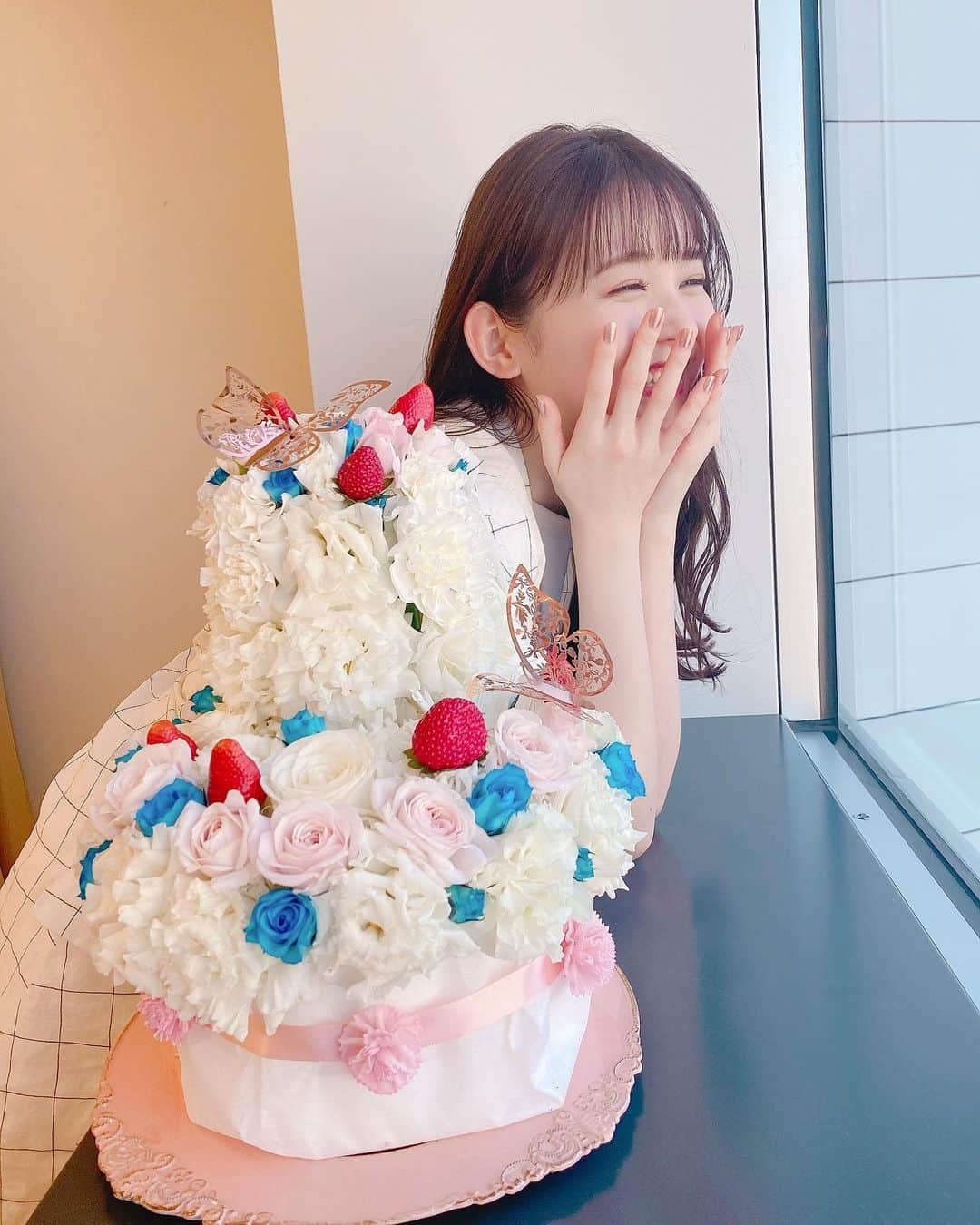 久間田琳加さんのインスタグラム写真 - (久間田琳加Instagram)「今日は20歳のバースデーイベントでした🎈 皆さんにお会いできるイベントは久しぶりで、とにかく嬉しかったです！ お越しいただいた皆さん、本当に幸せな時間をありがとうございました🥰 オンラインでみて下さった皆さんも、お祝いの言葉をありがとうございました‼︎ あと3日で20歳、今日のイベントでやっと実感が😳 あと数日の10代を楽しみたいと思います🤍 #りんくまバスパ」2月20日 22時40分 - rinka_kumada0223