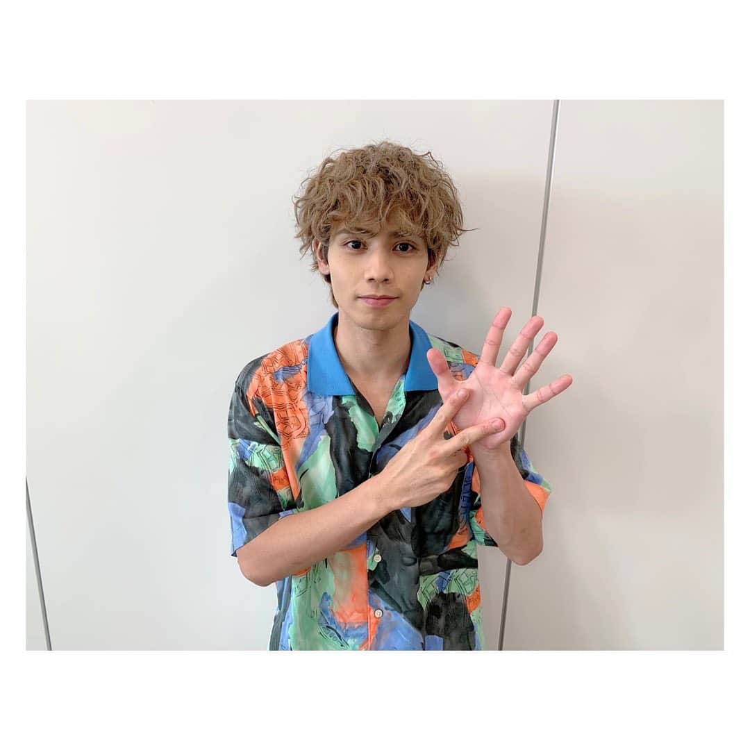【公式】ドラマL「3Bの恋人」のインスタグラム：「🎸  深夜2:30より関東にて第7話放送😉🤎  今夜はビヨブルも登場します🎸🥁🎙 さらにはあの人がシェアハウスへ♩💓  よかったら今宵も夜更かししてみてください🌕  #3Bの恋人 #神谷健太」