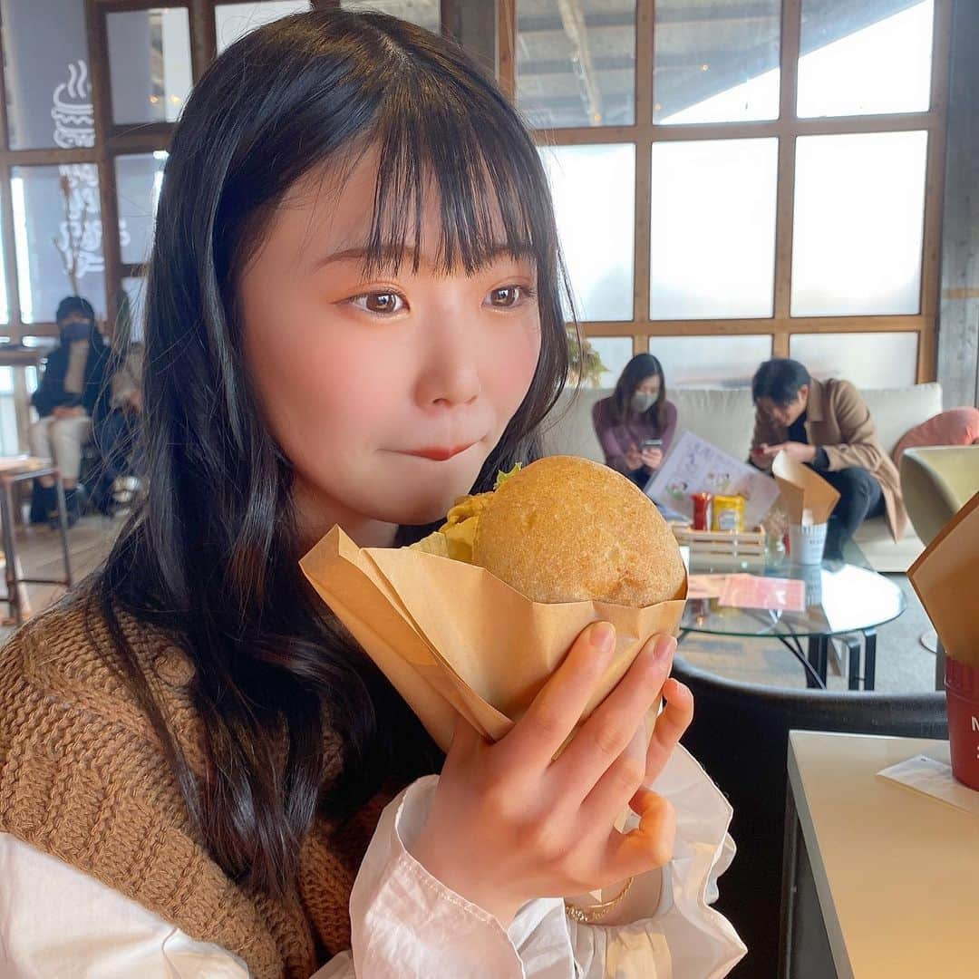 出口結菜さんのインスタグラム写真 - (出口結菜Instagram)「《🍔#堺　#babanbabanburger》﻿ ﻿ ﻿ 10月にオープンしたハンバーガー屋さん♥️﻿ ﻿ ﻿ 平日なのに1時間待ち😳😳😳﻿ ﻿ でも店内にお洒落なソファーや、卓球をして待てる場所があって待ちくたびれない✨✨﻿ ﻿ ﻿ ﻿ ﻿ 🍔そしてハンバーガーは安いのに、﻿ バンズは中のフィッシュフライはサクサクでジューシーやし、、﻿ ﻿ タルタルソースもたっぷりで止まらへん❕❕﻿ ﻿ ﻿ ﻿ 🍟ポテトも種類が選べる➕揚げたてカリカリ﻿ ﻿ ﻿ ﻿ ﻿ #堺市グルメ #堺カフェ #堺ランチ #ハンバーガー #🍔  #大和川 #フィッシュフライ #フィッシュフライバーガー #タルタルソース #ポテト #カリカリ #安くて美味しい #コスパ最強 #映え #映え写真 #映えスポット #行列グルメ #平日ランチ #ランチ #銭湯 #ババンババンバーガー #ハンバーガー屋 #卓球 #グルメ #グルメ女子 #食べ物 #美味しかった #ラビグルメ」2月20日 22時51分 - yui_laby0622