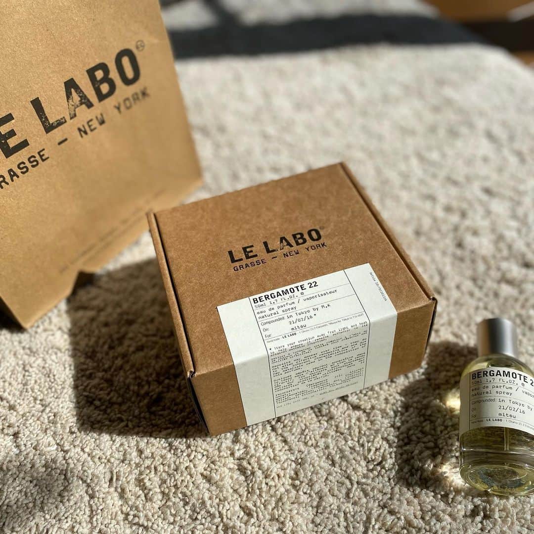 志賀光明のインスタグラム：「. @lelabofragrances  香水をその場で作ってくれるお店 オリジナルを作れるわけではなくて その場で調合して瓶に詰めてくれる つまり、生香水って感じ！ . ラボということもあり、店内に調合する場所とかあってコンセプトが良いって思った . いい匂いに包まれるとQOL爆上がり 最高にHappy🥳 . #lelaboperfume #lelabo #lelabofragrances #ルラボ代官山  #香水」