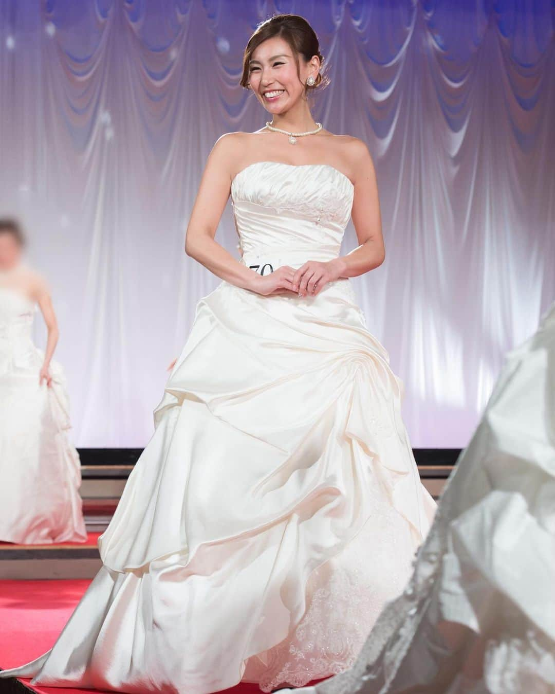 岡村真依のインスタグラム：「コンテスト全国大会でのウェディングドレス👰‍♀️✨✨  このドレスもめちゃくちゃ可愛かった🥺💖💖💖 こーゆー形のドレス大好き❣️❣️  そしてこの写真めちゃくちゃキレイ✨✨ iPhoneとは全然違う🙈📸💕笑  #過去pic #かこぴっく #pastpic #bridalmodel #ブライダルモデル #ミスブライダルモデルグランプリ #コンテスト #contest #weddingdress #ウェディングドレス #👰 #ランウェイ #ranway #ベストスマイル賞 #プリンセスドレス #カメラマン #📸」