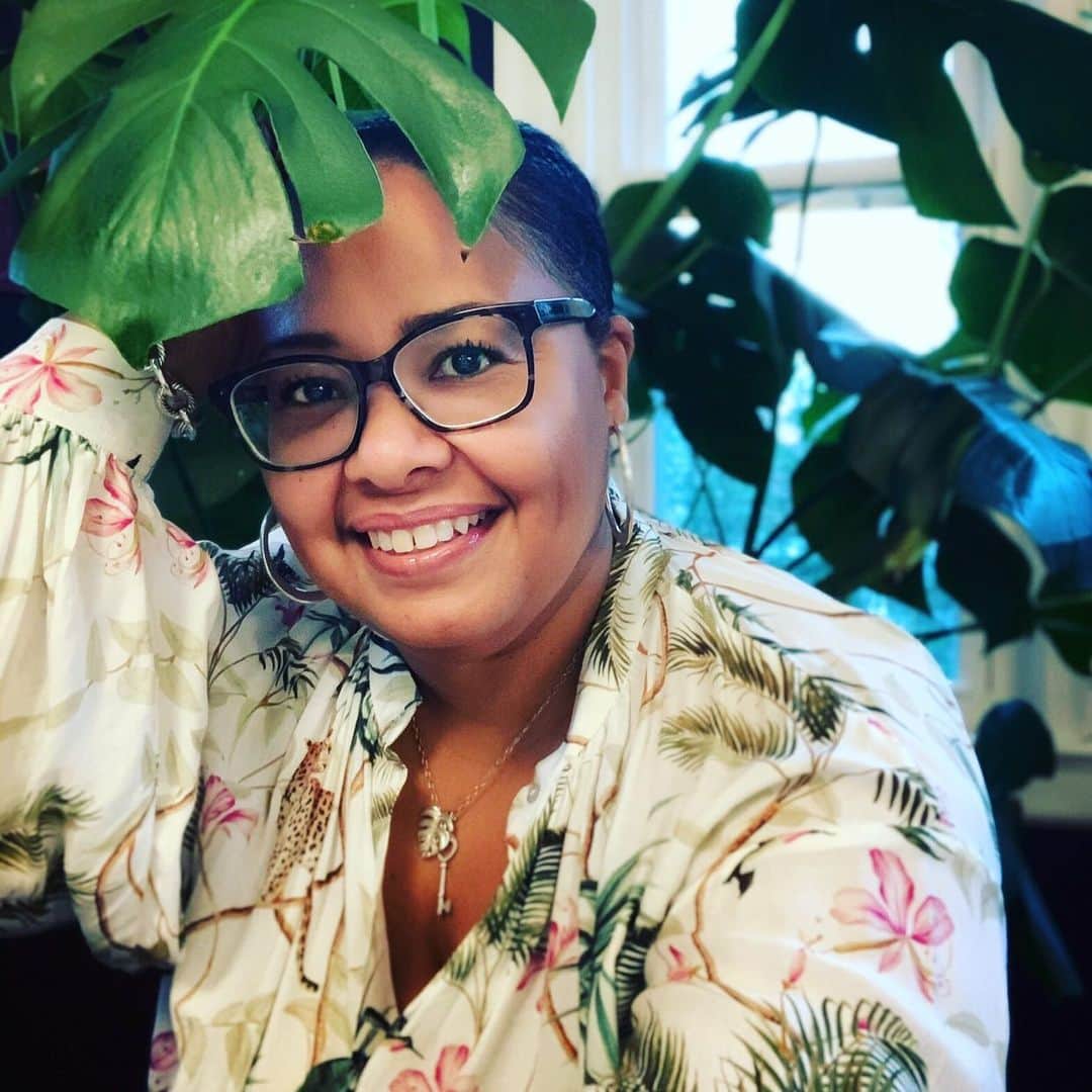のインスタグラム：「Hi, I’m Kamili the passionate plant collector and designer behind @plantblerd and @designwplantblerd. I am so excited to takeover @designsponge today and chat about all things plants and decor! Thank you Grace for letting me share my passion with the D*S community! ___________________________________ About 15 years ago, I walked away from my career in law to raise my family.  It was an easy escape, my corporate job had a way of sucking all the fun out. I dabbled in everything from event planning to grant writing to professional fundraising.  It wasn’t until I started to take my “hobby” of interior styling and design seriously that things began to feel right.  I often incorporated plants into my clients’ designs.  Most times, I’d pick up two of everything--one for them and one for me. :) I quickly realized that plants were much more than a tool in my style guide.  And so PlantBlerd was born.  ___________________________________ In the hustle and bustle of building a business, and caring for my family it was very easy to get lost in the mix.  I hardly ever made it onto my long list of daily priorities.  In plants, not only did I find something that literally brings the room alive; I found a means of carving out something for myself.  In the care and keeping of plants, I am also caring for myself. When I check on them, I am checking on myself. Just add music and incense to watering day, and it's like ambulatory meditation.  Is that a thing?  I’m not sure, but you heard it here first.  Plant care is self care.  Helping others not only make their space beautiful, but also find a path to self care is so fulfilling.  Combining my love for plants and design, I curated a brand that reflects my personal ethos: You cannot be good to others, if you are not good to yourself.  So join me today, and let’s talk design and of course PLANTS! ______________________________ Did 2020 make you a plantparent?」
