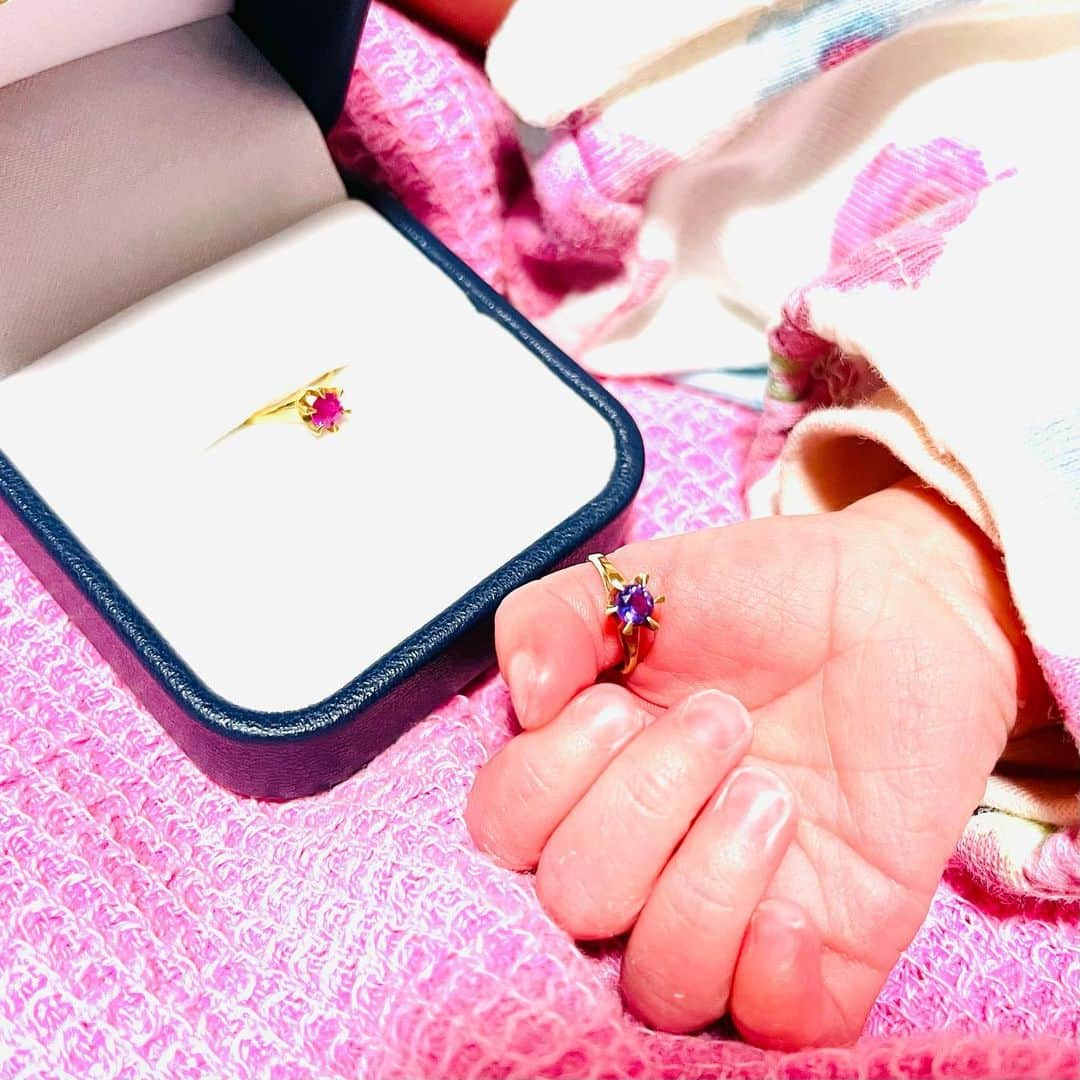 榮樹実のインスタグラム：「. Baby Ring💍  次女、２月の誕生石のアメジストのベビーリングをつけて💍💕 横に映るのは長女の誕生石、ルビーのリング🌹 . . 小さな小さなリングなのに、 親指につけてもゆるっとしているくらい🥺  ねんねしている時に、記念photo📸 長女のおててにも付けて一緒に撮りたかったのだけど、1歳7ヶ月、動き回ってなくす予感しかなかったので断念しました🤣🙌🏻   #ベビーリング #babyring #アメジスト #ルビー #令和3年ベビー #令和3年2月ベビー #生後0ヶ月 #年子育児  #年子姉妹 #三児ママ #2月生まれ #新生児 #新生児フォト #コロナ禍出産」