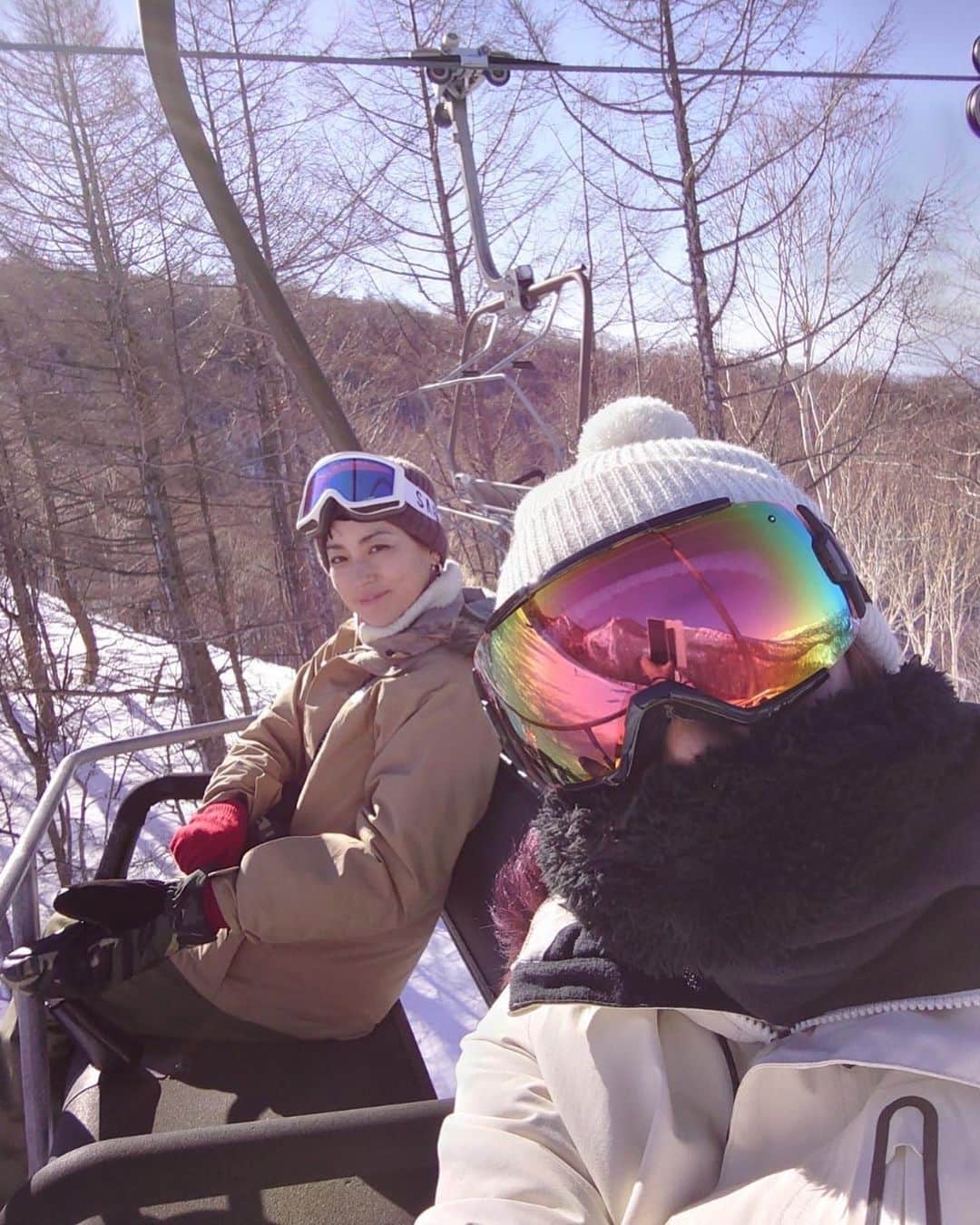 桃生亜希子さんのインスタグラム写真 - (桃生亜希子Instagram)「🌞✨🏂❤️⛰  　10代で　はまっていたスノーボード。 息子達とこうして一緒に出来ていること、感慨深い。 　子ども達は、お互いに"NICE!"とか声かけあったりして、かわいかった。 ここのスキー場は若い人達が多くて、10代の頃友達と来ていた感覚も思い出したり。。 　やっぱり　全身を動かして汗をかくって、気持ちいい！✨」2月20日 23時00分 - pinokosugar