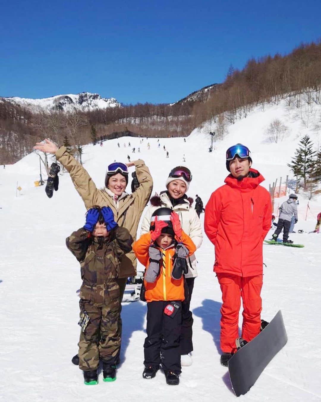 桃生亜希子のインスタグラム：「🌞✨🏂❤️⛰  　10代で　はまっていたスノーボード。 息子達とこうして一緒に出来ていること、感慨深い。 　子ども達は、お互いに"NICE!"とか声かけあったりして、かわいかった。 ここのスキー場は若い人達が多くて、10代の頃友達と来ていた感覚も思い出したり。。 　やっぱり　全身を動かして汗をかくって、気持ちいい！✨」