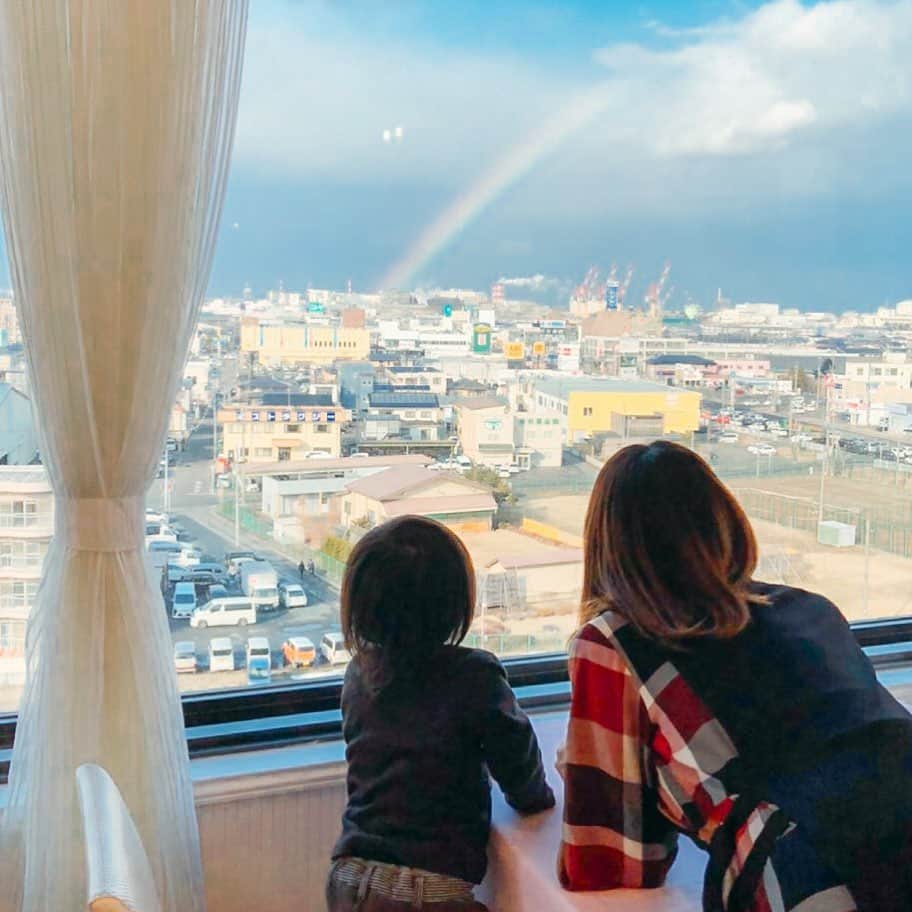 安藤麻貴のインスタグラム：「甥っ子ちゃんと大きな虹を見たよ☺️🌈」