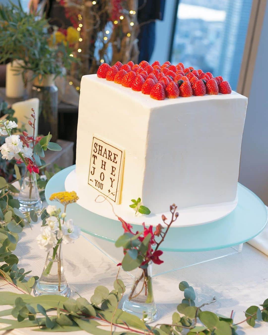 The 33 Sense of Weddingさんのインスタグラム写真 - (The 33 Sense of WeddingInstagram)「スクエアのウェディングケーキ🤍🤍﻿ ﻿ ﻿ おふたりだけのデザインでとびっきりお洒落に💕﻿ ﻿ ﻿ ﻿ #ウェディングケーキ #weddingcake﻿ #33花嫁  #33wedding #the33 #wedding﻿ #the33teaandbarterrace #結婚式 #ウェディング ﻿ #ウェディングレポ #ウェディングニュース ﻿ #プレ花嫁 #式場見学 #プロポーズ ﻿ #ナチュラルウェディング #卒花嫁 #結婚式場 ﻿ #結婚式準備　#大阪花嫁 #関西花嫁 #いいね婚﻿ #2021冬婚 #2021秋婚 #ウェディングフォト #前撮り﻿ #日本中のプレ花嫁さんと繋がりたい﻿ #日本中の花嫁さんと繋がりたい ﻿ #dearswedding ﻿ #ふたりの未来を探す旅」2月20日 22時55分 - the_33_sense_of_wedding