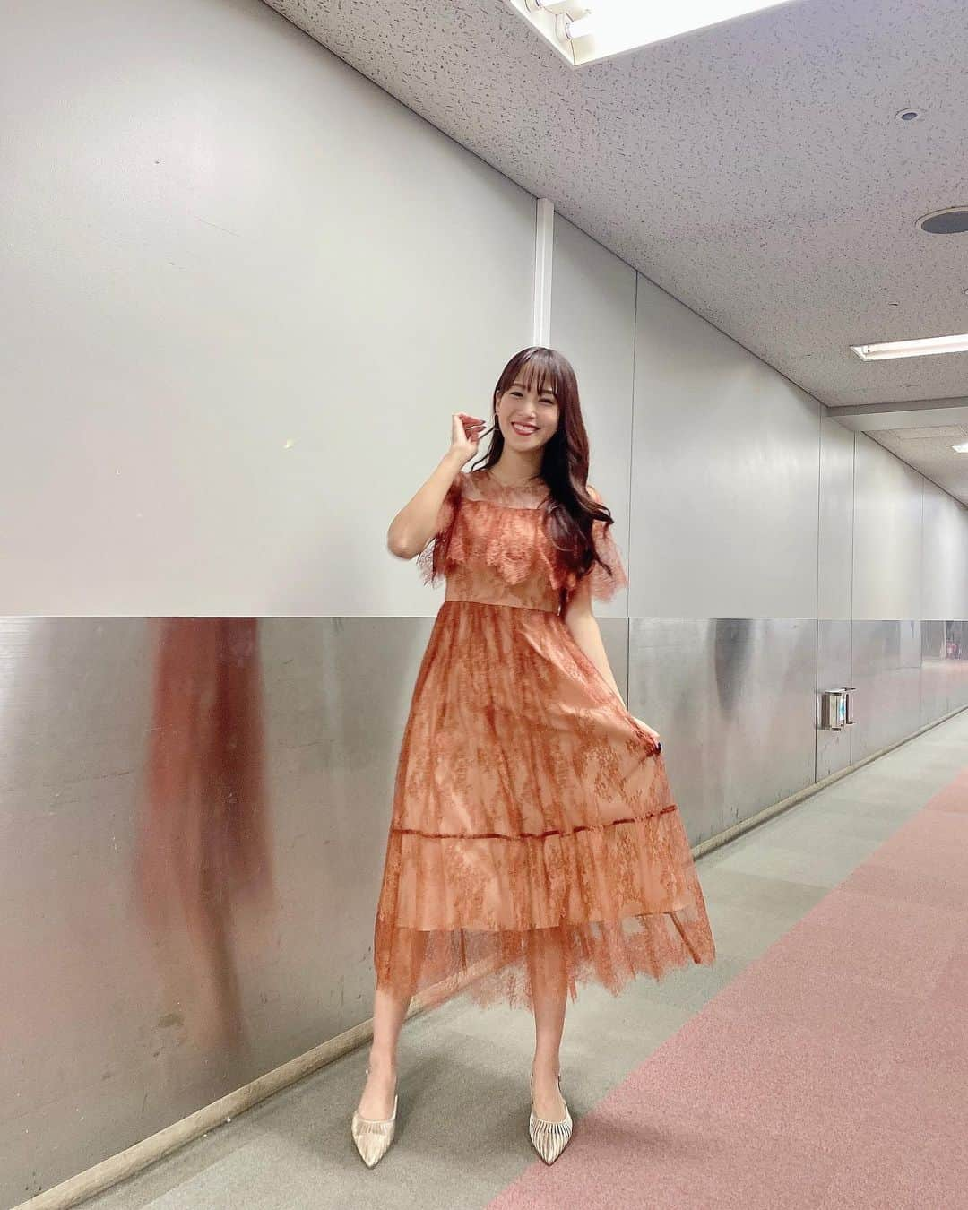 鷲見玲奈さんのインスタグラム写真 - (鷲見玲奈Instagram)「. 今夜25時15分からの「馬好王国」に出演します✨ 明日のフェブラリーステークスの馬券予想対決！！🏇  今年初GIということで、かなり気合い入ってます💪 みなさんの予想はもう決まりましたか？✨  ちなみに、明日はクラブハウスで14時半頃から馬券予想をする予定です😌 ぜひ直前にも盛り上がりましょう！！  👗 @pourvousdress  👠 @randa_pic」2月20日 22時56分 - sumi__reina