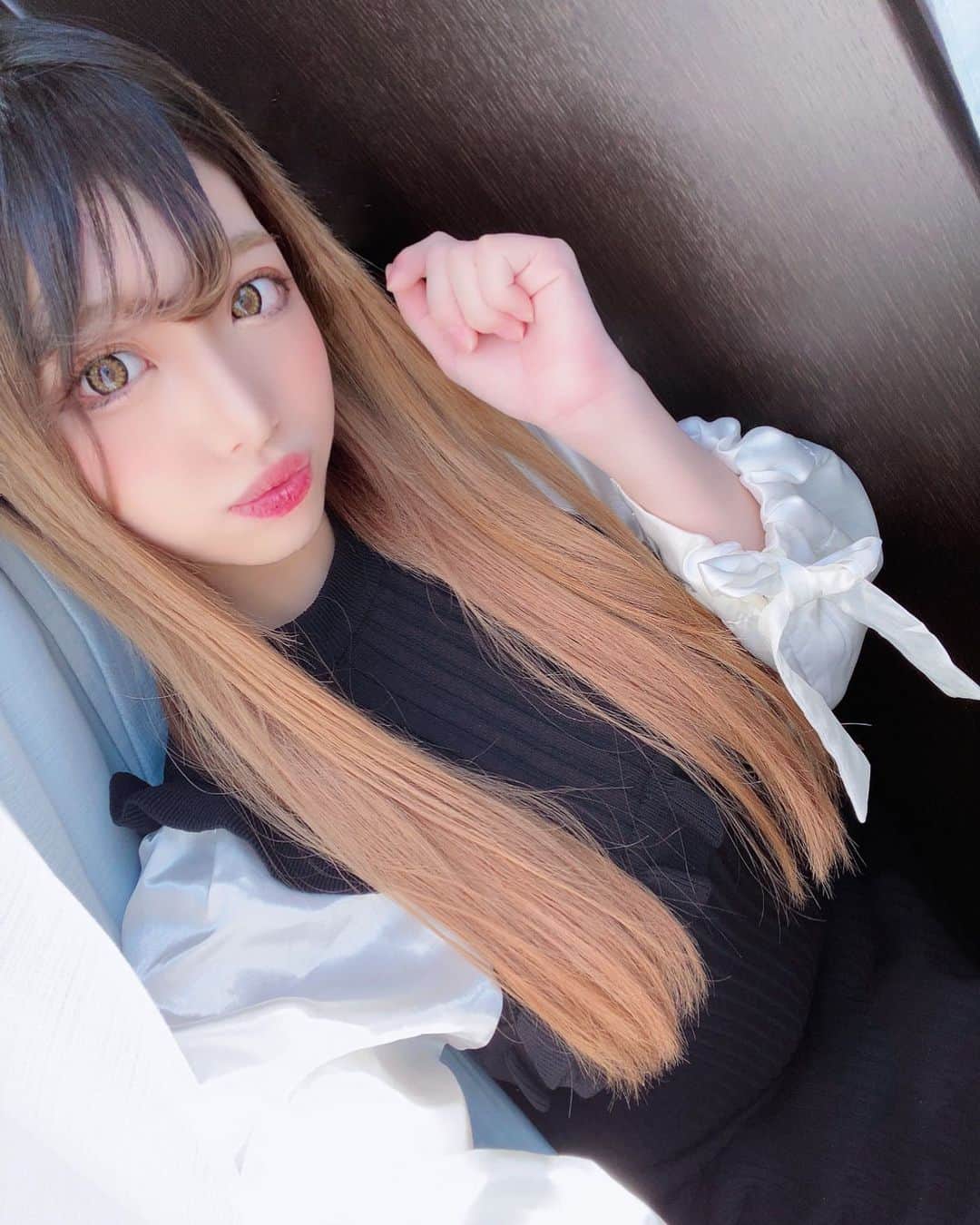 YUNAのインスタグラム：「♡ -  #selfie  光盛れ👏🏻👏🏻 最近は韓国のお金持ちの お嬢様みたいな服が好き。‪w  系統定まらない子👶🏻ﾁｬﾝ  @randy_online_ のワンピース 🥂🤍  -  #selfie#韓ドラ#ついに見始めた #おすすめ教えてください #でもやっぱりアニメ好き」