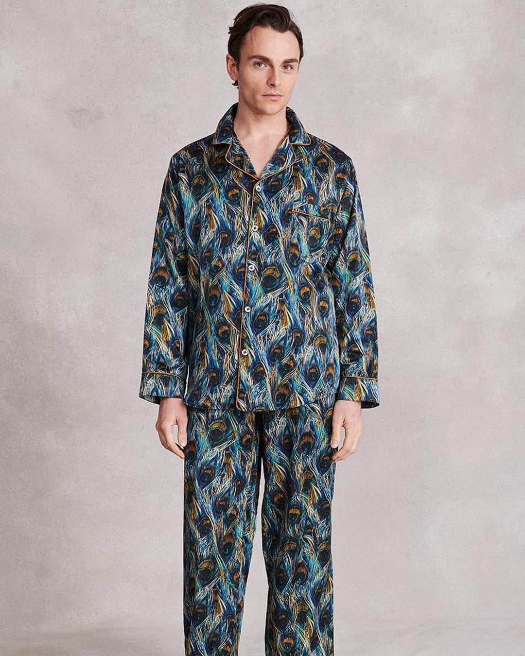 ニュー&リングウッドのインスタグラム：「Saturday uniform - the joys of staying in.   Lounge this weekend in our Russian Peacock Pyjamas made out of the softest silk and cotton. • • • • • #newandlingwood #loungewear #loungeinlingwood #pyjamas #pjs #pajamas #londonfashion #menswear #clothingformen #mensfashion #classicbritishstyle #checkedtrousers #braces #mensweardaily #luxurymenswear #menswearinspired #britishheritage #jermynstreet #savillerow #tailoring #nyctailoring #newyorkfashiondaily #londonfashiondaily #newyorkmenswear #lockdown #luxurypyjamas」