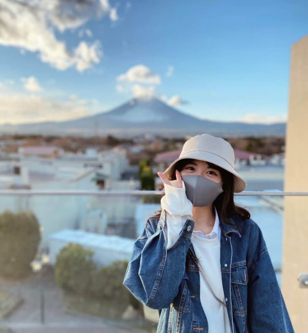 加藤愛梨さんのインスタグラム写真 - (加藤愛梨Instagram)「富士山を背景に ✌︎✌︎🤍🗻」2月20日 23時02分 - l_ovepear