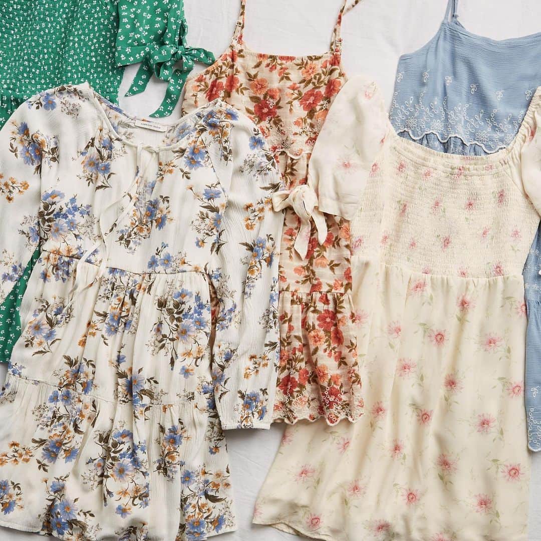 American Eagleのインスタグラム：「This is your reminder that it’s almost floral dress szn... 🌼🌸🌺」