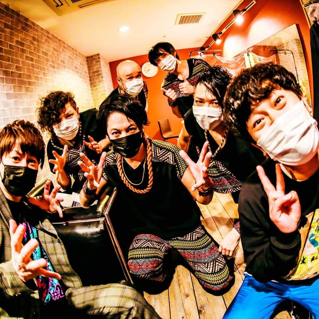 のインスタグラム：「ハイテンションフェス楽しかったです！ 平野ノ…じゃなくてベッドインのおっぱい腕に当たってるんですけど！」