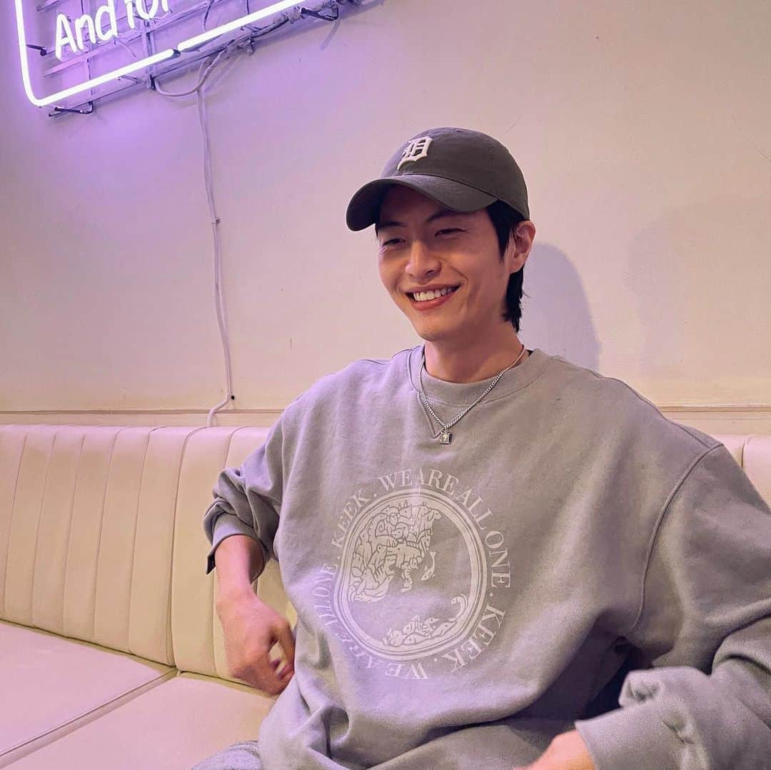シン・スハンのインスタグラム：「너무웃었네 🙄 #협찬#mlbkorea#mlbcrew#mlb볼캡#cp66#mlb주얼리」