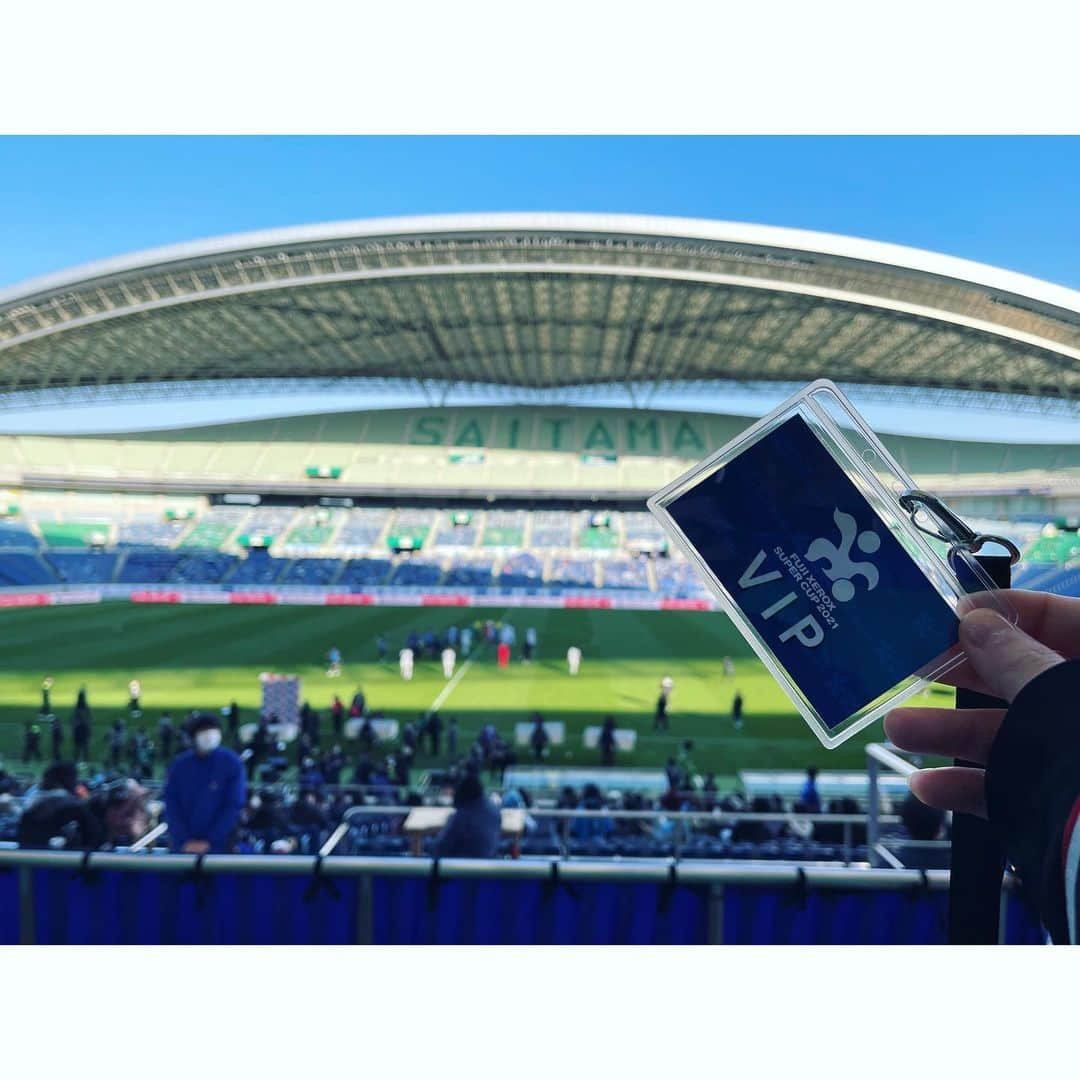 反田恭平さんのインスタグラム写真 - (反田恭平Instagram)「僕がサッカーをやめて、ピアノにシフトチェンジしたのは何点か理由があったんだけど、その内の1つが #宮本恒靖  選手。 当時ケガばっかしてた僕は(右手首、左手指骨折とか...)2002年、日韓W杯のときの宮本選手が鼻骨骨折をしてたのを思い出して「怪我ばっかするし、僕は向いてないなぁー」なんて思ってサッカーを辞めて、ピアノを選びました。 こうして音楽家人生がスタートしたのも、大好きで憧れだった宮本恒靖選手の『バットマン』きっかけでもあったから… インタビューでも度々この話はしてましたが、遂に御本人の耳に入ったみたいで…‼︎ 招待して頂いて応援してきました！！！  かっこよかった。。。 この日を何日指折り数えて待ったことか！！！ ありがとうございました！！ そして、ガンバ大阪のサポーターになると、決めたのでした。 ピアノ頑張ろう！  #ガンバ大阪 #宮本恒靖 さん #監督 #サッカー #埼玉スタジアム2002  #サッカー少年 #反田恭平 #soccer #gambaosaka  #tsuneyasumiyamoto #kyoheisorita」2月20日 23時16分 - kyoheisorita