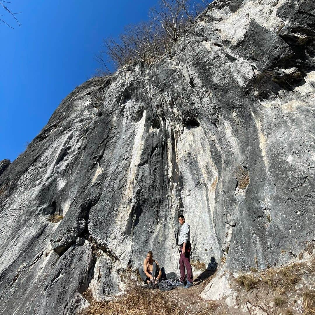 平山ユージさんのインスタグラム写真 - (平山ユージInstagram)「The sun comes and it’s all clear 🙏 I send a brand new route from @atsushi.saga  It’s about 7c+ five stars ✨✨✨thank‼️‼️  Breathe 🙏  @oganoclimbing  @ogano_town  @thenorthfacejp  @blackdiamond  @beal.official  @climbskinspain  @carbongrip  @basecamp.import  @basecamponlineshop  #ogano #二子山」2月20日 23時16分 - yuji_hirayama_stonerider