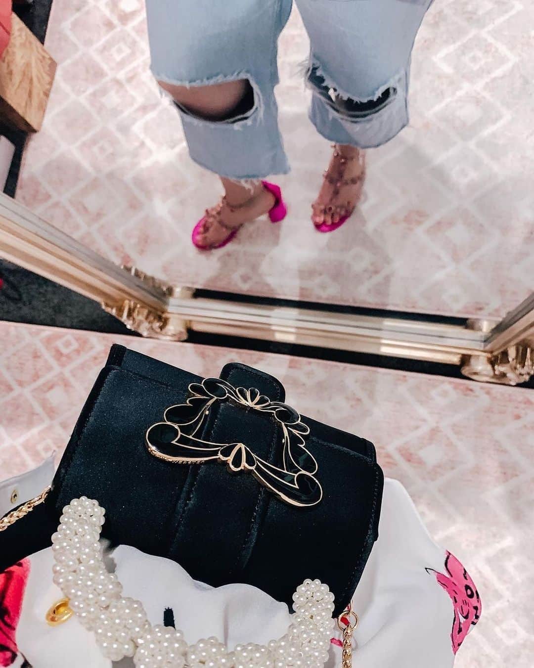 SOPHIA WEBSTERのインスタグラム：「Sparkles and pearls? Now that's our girls!✨🤍⁣ ⁣ Who's ready and waiting for a 'Dina Gem' comeback? 💞⁣ ⁣ 📸 @bold_fashion_jd⁣ 🦋😘 ⁣ #SophiaWebster #SophiaWebsterBags」