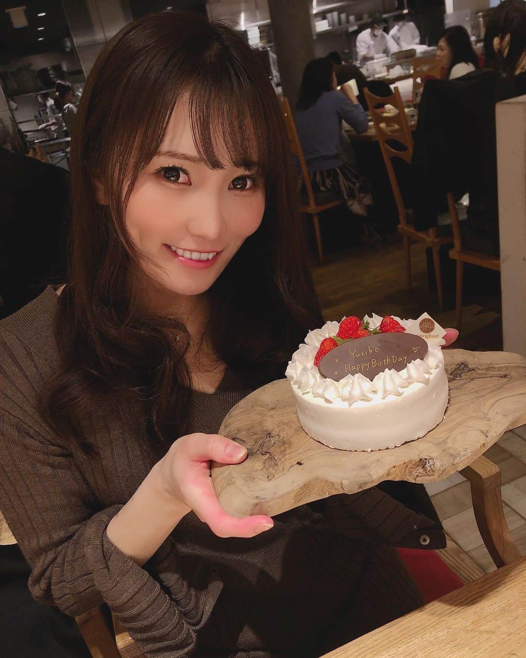 佐野友里子のインスタグラム：「親友ちゃんがお誕生日お祝いしてくれました😢🎂💓出会ってから毎年お祝いしてくれてありがとう♡幸せ溢れる…♡大好き♡」