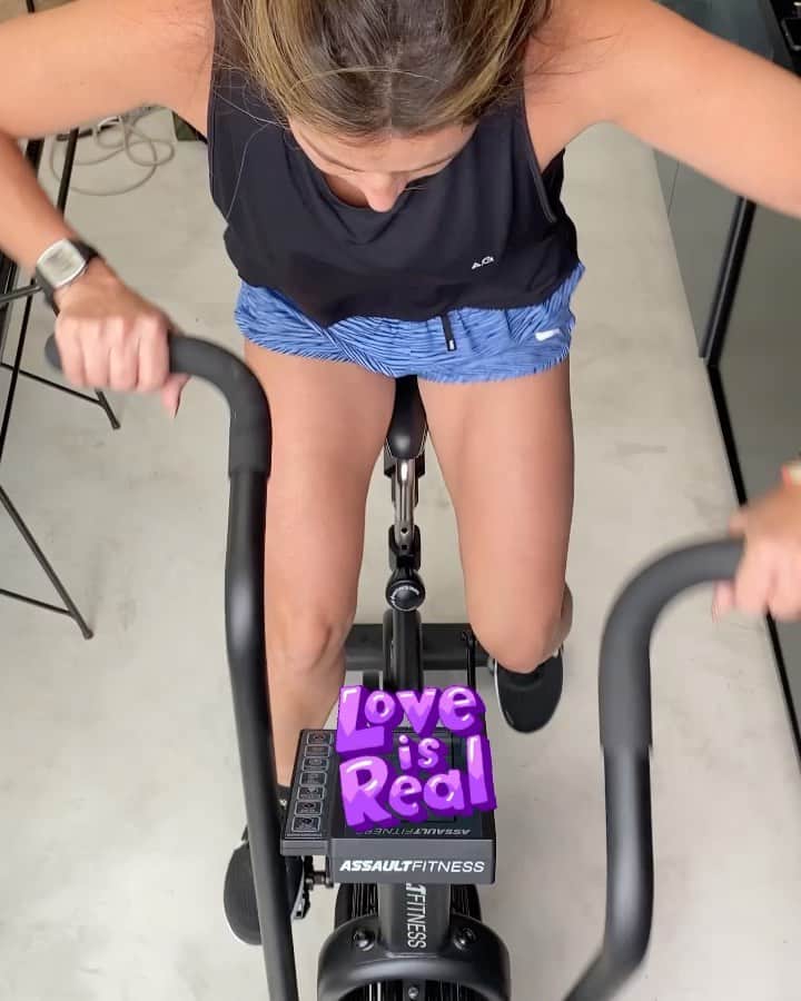 Giovanna Antonelliのインスタグラム：「Ha Ha! Olha quem treina comigo todo dia... Só curtindo  a ventania rsrs💜 #sortedog」