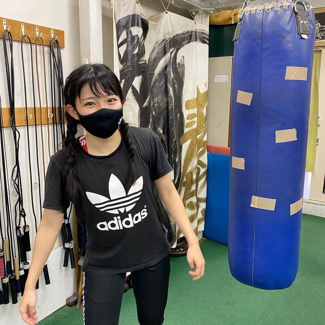 髙橋真帆のインスタグラム：「. サンドバッグが似合わない顔選手権に挑みます笑🥊 . . . 25:30〜【MBSラジオ】オレたちゴチャ・まぜっ！〜集まれヤンヤン〜生放送です！ . . . #筋トレ女子　#ボクシング #boxing #workout #training #サンドバッグ　#harmonypromotion #ハーモニープロモーション　#ハーモニーチャンネル　#髙橋真帆」