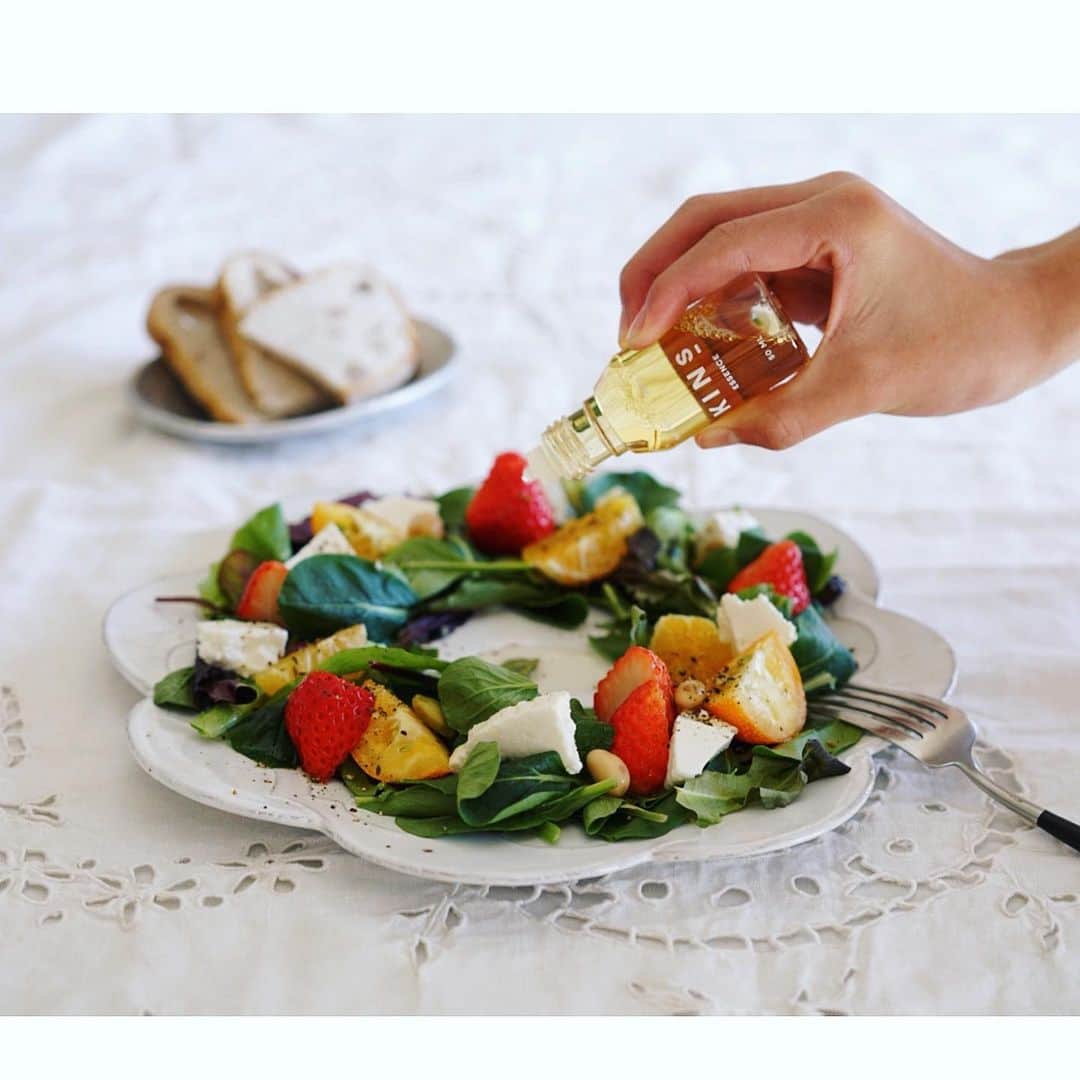 mikiのインスタグラム：「乳酸菌と聞くとヨーグルトが真っ先に思い浮かぶのだけど、今やもうこんな時代か〜と思ってしまう商品。 発酵のちからを突き詰めたKINS ESSENCEというものです。  KINS ESSENCEの有用成分の多くは消化や代謝などの過程を踏むことなく速やかに吸収され、それと同時に、身体をめぐる過程で腸内細菌が活動しやすい環境を保つことに役立つという、 身体と菌の両方にちからを与えてくれるエッセンス。  1日あたり、小さじ1/2 ~ 1杯が利用目安との事。爽やかな酸味があるので、フルーツやチーズをのせたサラダのドレッシングとして使ってみました。 手軽な菌活で、身体の中からキレイになれることが当面の目標。 がんばりましょーう。  #菌と生きる #yourkins #菌活 #腸活 #乳酸菌 #菌ケア ＃菌care」