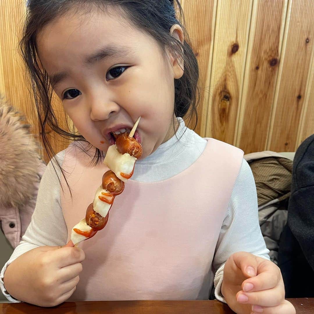 イ・ユンジのインスタグラム：「보자보자어디보자🍡#보조개라면좀더바깥쪽이나을듯#잘자요소떡공주#찔림주의#오늘아님」