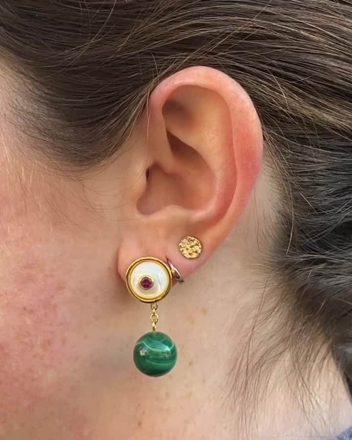 のインスタグラム：「Your daily serving of greens 🥬 The Yolo Earring in Malachite #reallygoodear」