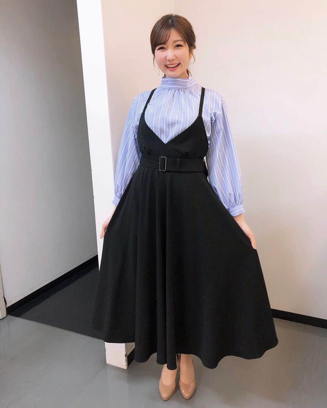 山﨑加奈さんのインスタグラム写真 - (山﨑加奈Instagram)「・ みなスポ衣装💁🏻‍♀️ 👚 : air closet 👗 : SNIDEL (私物) 👠 : DIANA (私物)  衣装のトップスは買い取ってもいいかも☺️💞 髪型は結局ローポニーが落ち着く🐴  皆さん素敵な日曜日を〜〜😊✨ ・ #静岡放送 #アナウンサー #衣装 #ジャンスカ  #エアクロ  #snidel  #diana  #女子アナコーデ  #女子アナヘア  #ローポニー  #みなスポ #スポーツキャスター #山﨑加奈」2月20日 23時15分 - kana_yamazaki_sbs