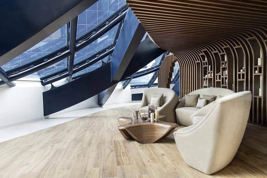 Vogue Taiwan Officialさんのインスタグラム写真 - (Vogue Taiwan OfficialInstagram)「#VogueTravel 位於杜拜的「ME Dubai by Melia」是美利亞集團的連鎖酒店品牌，最受人矚目的就是其獨特的建築是由已故建築師「札哈哈蒂（Zaha Hadid）」操刀而成，兩座前衛方正的獨立建築透過中間流線線條的空橋與底盤連結而成，完美展現Zaha Hadid最擅長的曲線功力，讓建築不只是建築，也能是一座大型藝術品。  不僅外觀如此，走進室內也是不規則的流動線條，讓靜態視覺也能變得更有活力，寬敞明亮的空間，搭配簡約舒適的客房，而且每間客房都特別設計面向不同角度的杜拜市景，不僅商務客，也是建築迷、旅人們的人氣選擇。飯店位置就在哈里發塔約2公里，地理位置非常便利。未來有機會出國旅行，不妨排進行程裡親自造訪！  📷 @bookingcom   #杜拜 #飯店 #酒店 #dubai #hotel #zahahadid @me_by_melia   🖋#wendych」2月20日 23時26分 - voguetaiwan