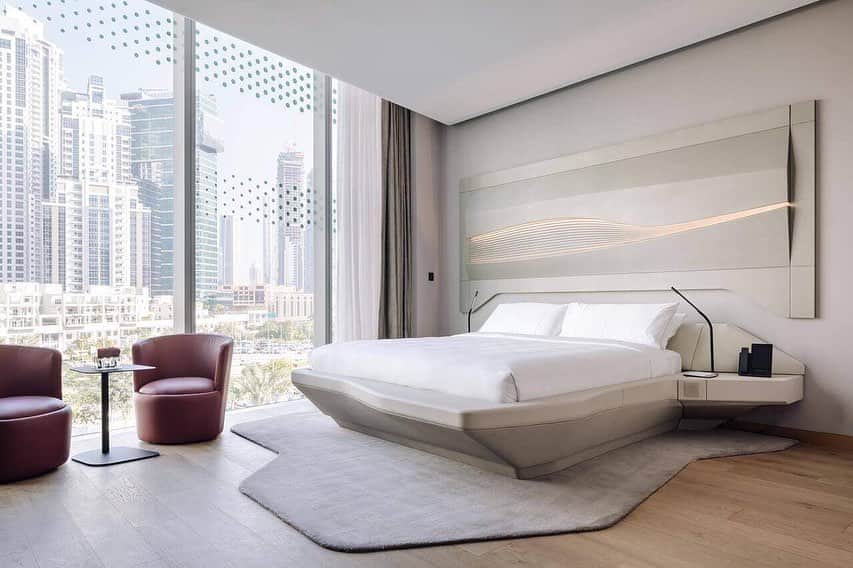 Vogue Taiwan Officialさんのインスタグラム写真 - (Vogue Taiwan OfficialInstagram)「#VogueTravel 位於杜拜的「ME Dubai by Melia」是美利亞集團的連鎖酒店品牌，最受人矚目的就是其獨特的建築是由已故建築師「札哈哈蒂（Zaha Hadid）」操刀而成，兩座前衛方正的獨立建築透過中間流線線條的空橋與底盤連結而成，完美展現Zaha Hadid最擅長的曲線功力，讓建築不只是建築，也能是一座大型藝術品。  不僅外觀如此，走進室內也是不規則的流動線條，讓靜態視覺也能變得更有活力，寬敞明亮的空間，搭配簡約舒適的客房，而且每間客房都特別設計面向不同角度的杜拜市景，不僅商務客，也是建築迷、旅人們的人氣選擇。飯店位置就在哈里發塔約2公里，地理位置非常便利。未來有機會出國旅行，不妨排進行程裡親自造訪！  📷 @bookingcom   #杜拜 #飯店 #酒店 #dubai #hotel #zahahadid @me_by_melia   🖋#wendych」2月20日 23時26分 - voguetaiwan