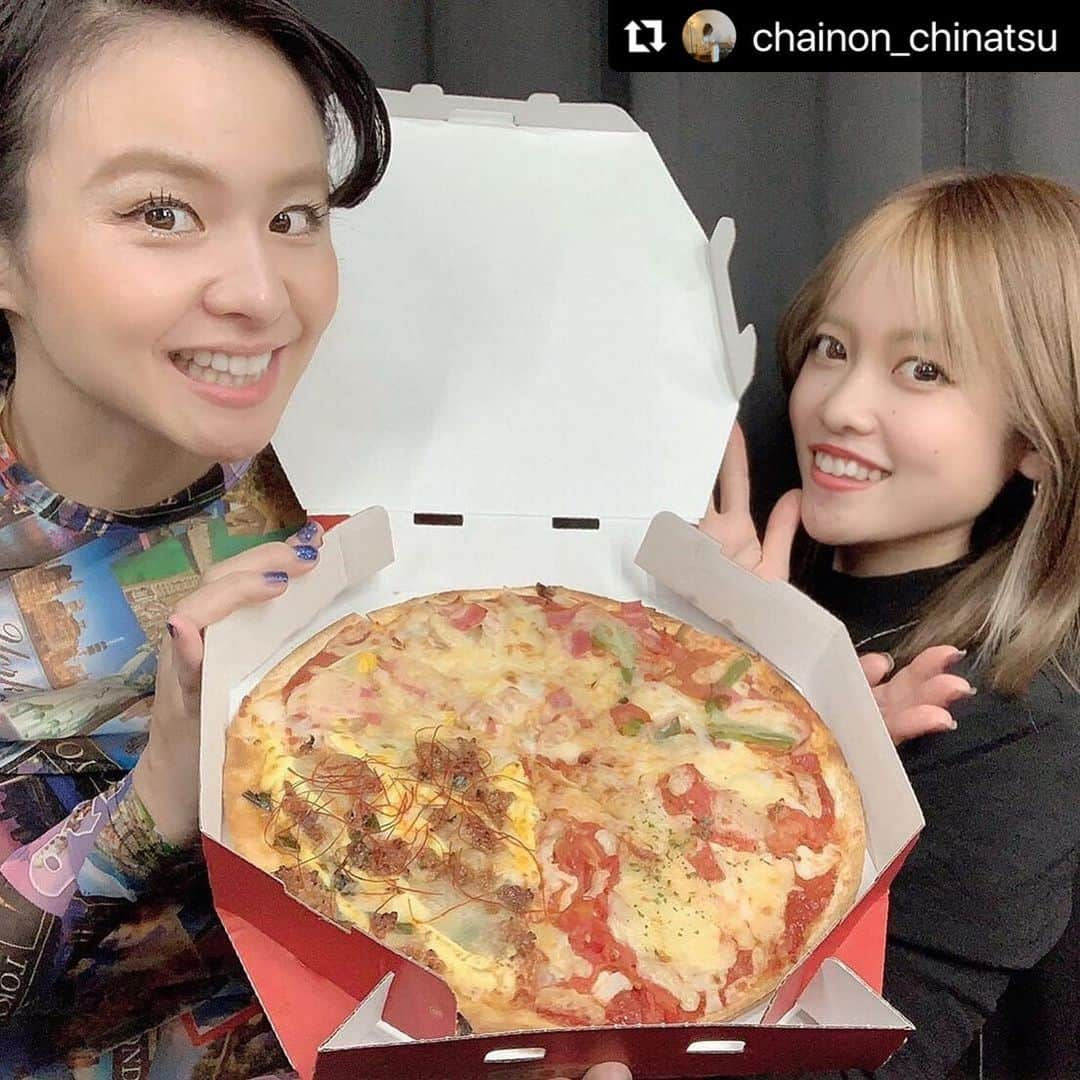 misoNosukeさんのインスタグラム写真 - (misoNosukeInstagram)「. . 一気に4本も 撮らなきゃいけなかったから 大変な日だったのに  このピザを含め 大量にあるケータリングやお菓子をオススメしても 終始、何も食べずにいたから  心配でしたが！ misonoが断食してたからか？ だとしたら申し訳なさすぎる…  ↓  #Repost @chainon_chinatsu with @make_repost  make up💄  仕事の関係でmisonoさんを ヘアメイクさせていただきました！！  私にはこんな機会ないくらい光栄で 色々勉強にもなり楽しかったです😌✨  初めてYouTubeのコラボ撮影や機材など 直接見れて感動しました＊＊  とても素敵な方で常に気にかけてくださり 優しかったです😭✨  misonoさんのお顔が小さく隣に並べず 私が引きで写らせていただきました🙇‍♀️💧  #misono さん 貴重なお時間ありがとうございました♡♡  @chainon_sakaguchi  貴重な機会をくださりありがとうございました🙇‍♀️   #YouTube#コラボ#撮影#misonoさん#misonoch#ヘアメイク#hairmake#キラキラメイク#貴重なお時間ありがとうございました#梅田美容室#西梅田美容室#chainon」2月20日 23時21分 - misono_koda_official