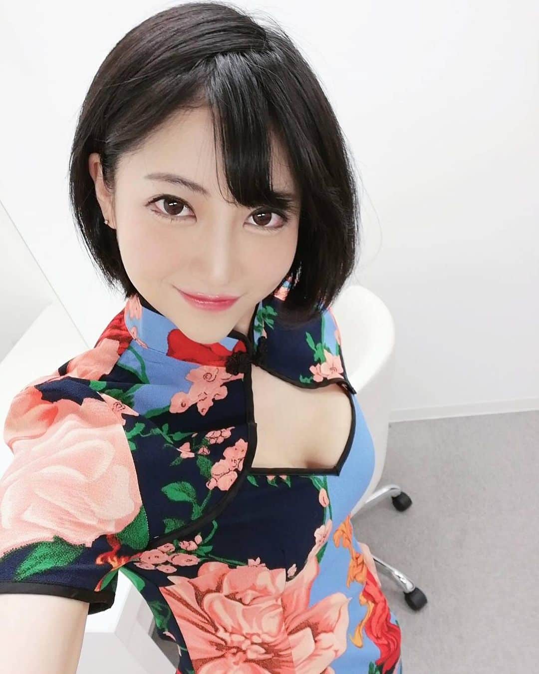 夏目響さんのインスタグラム写真 - (夏目響Instagram)「へいっ！これが私服じゃ👍 やっぱり自分の好きな服を好きに着ると、心なしか顔も生き生きしてる気がします☺️  でも、こんな妙な人間を受け入れて応援してくれるあなたはもっと好きです💋  #chinadress #chinafashion #夏目響 #natsumehibiki #着たい服を着る #japanesemodel」2月20日 23時21分 - hibikinatsume