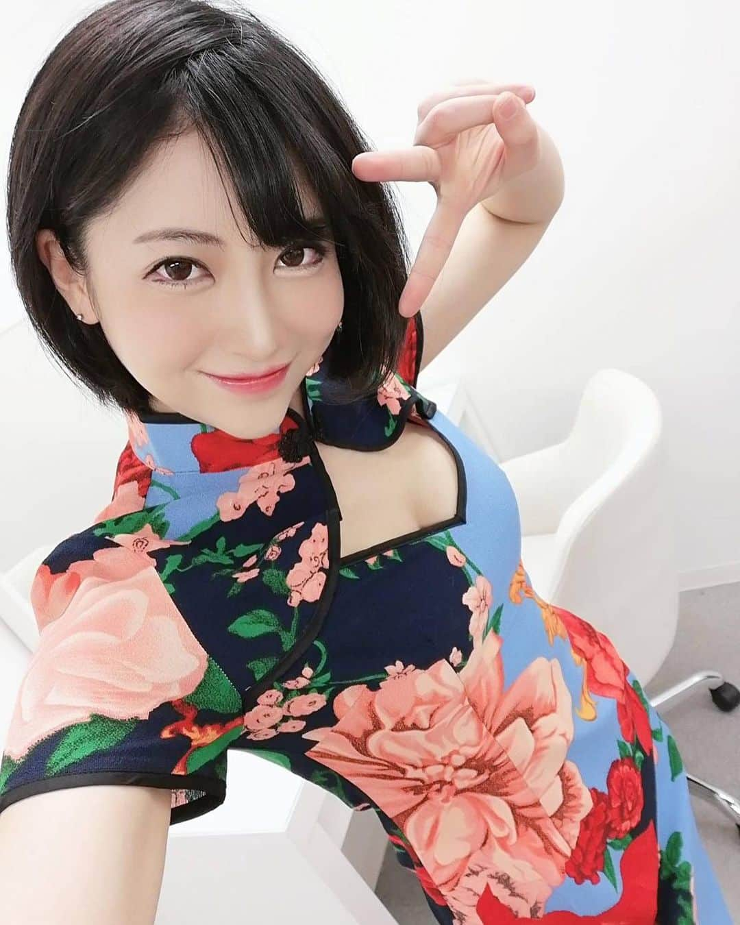 夏目響さんのインスタグラム写真 - (夏目響Instagram)「へいっ！これが私服じゃ👍 やっぱり自分の好きな服を好きに着ると、心なしか顔も生き生きしてる気がします☺️  でも、こんな妙な人間を受け入れて応援してくれるあなたはもっと好きです💋  #chinadress #chinafashion #夏目響 #natsumehibiki #着たい服を着る #japanesemodel」2月20日 23時21分 - hibikinatsume