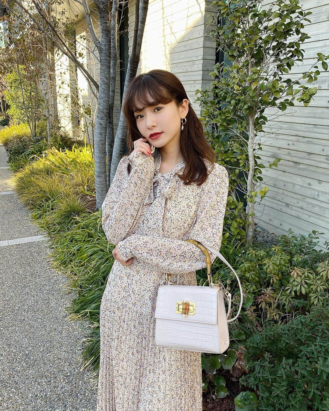 西川瑞希（みずきてぃ）さんのインスタグラム写真 - (西川瑞希（みずきてぃ）Instagram)「今日はポカポカっあたたかな1日でしたね🌸優しく春らしい色合いの、お気に入りワンピースを着てました☺︎  ブラックはありがたいことに完売となりましたが、こちらのカラーはまだあと少しだけあります//  @cheriemona_official ✴︎ ボウタイプリーツワンピース ✴︎ パールクリップ ✴︎ センターシームパンプス ✴︎ シェルモチーフピアス ✴︎クロコバンブーBAG(2月中発売)  シアーなシフォン素材でふわっと軽やかな着心地です❤︎❤︎❤︎  明日もみなさんにとってステキな日になりますように//  #cheriemona #springfashion #ss #春コーデ #花柄ワンピース #オトナ女子 #きれいめカジュアル」2月20日 23時21分 - mizuki_nishikawa_