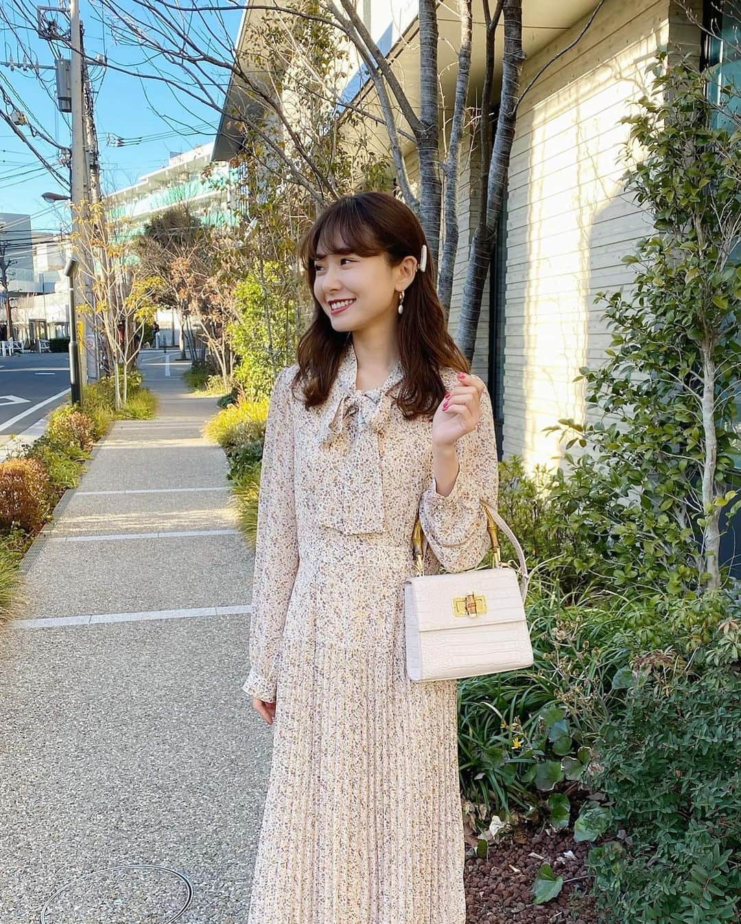 西川瑞希（みずきてぃ）さんのインスタグラム写真 - (西川瑞希（みずきてぃ）Instagram)「今日はポカポカっあたたかな1日でしたね🌸優しく春らしい色合いの、お気に入りワンピースを着てました☺︎  ブラックはありがたいことに完売となりましたが、こちらのカラーはまだあと少しだけあります//  @cheriemona_official ✴︎ ボウタイプリーツワンピース ✴︎ パールクリップ ✴︎ センターシームパンプス ✴︎ シェルモチーフピアス ✴︎クロコバンブーBAG(2月中発売)  シアーなシフォン素材でふわっと軽やかな着心地です❤︎❤︎❤︎  明日もみなさんにとってステキな日になりますように//  #cheriemona #springfashion #ss #春コーデ #花柄ワンピース #オトナ女子 #きれいめカジュアル」2月20日 23時21分 - mizuki_nishikawa_