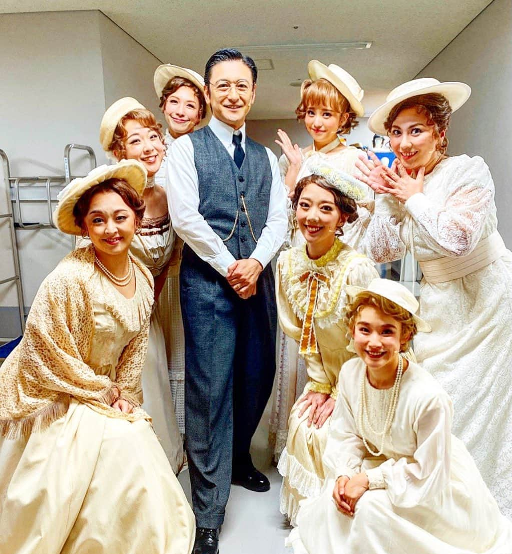 石丸幹二さんのインスタグラム写真 - (石丸幹二Instagram)「#ミュージカル #パレード 富山公演1日目無事に終演 会場中が一つになって終演迎えることが出来ました。 さあ、明日で演じ納め。 悔いのない公演にしたいと思います。 またいつか皆さんにご覧になってもらえる日を信じて 今日は女性楽屋の皆んなと。  #未来優希 #秋園美緒 #飯野めぐみ #熊谷彩春 #水野貴以 #横岡沙季 #吉田萌美 #石丸幹二」2月20日 23時23分 - team_kanji_ishimaru