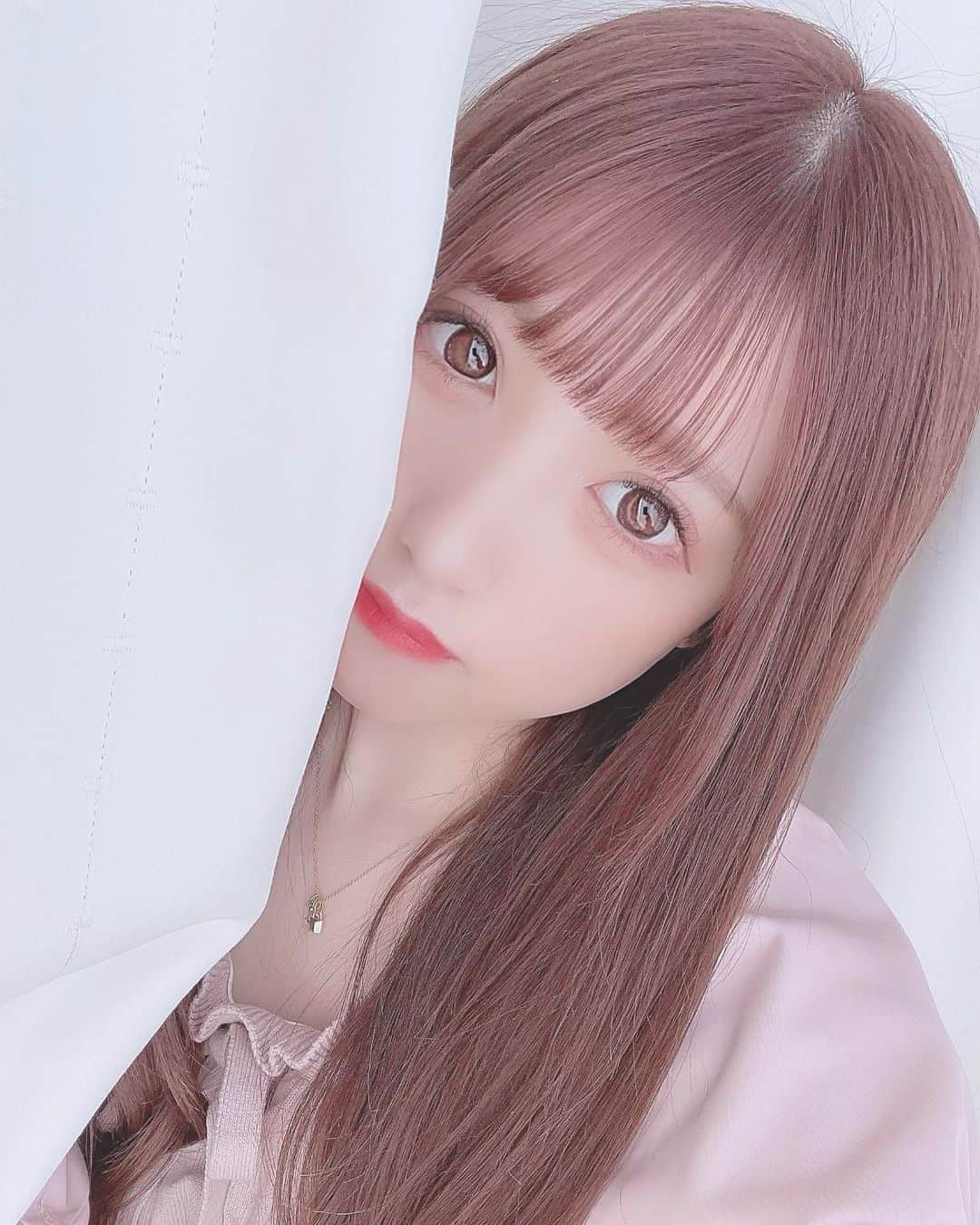 田口未彩のインスタグラム：「❤︎  カーテンの中〜太陽と彼女と私〜  #自撮り　#自撮り女子　#パープルカラー　#ヘアカラー　#バブルス」