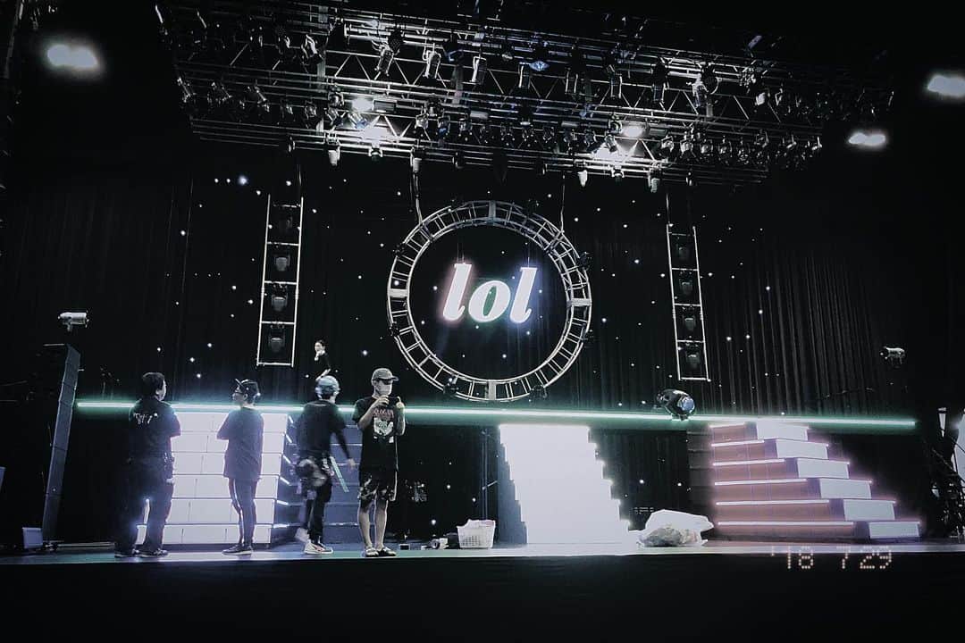 honoka のインスタグラム：「ANNIVERSARY LIVEのチケット 一般発売がスタートしました。  1年越しにはなりましたが、、 まず開催できる事に心から感謝です。  やっとライブができる喜びと みんなに久しぶり会える楽しみ いろんな感情が今渋滞してます。  自分にとって1番幸せな空間だし 本当に本当に嬉しくてたまりません。  この気持ちを噛み締めて 1年間ためてきた全ての想いを ぶつけたいと思います。  チケットの詳細は プロフィールからも飛べるようにしてます。  3.28(日)人見記念講堂 是非遊びに来てください。  #ライブはじまったら幸せすぎて一瞬で終わっちゃうんやろーなぁ #この当日まで待ってる期間がわくわくしてすき #はやくライブしたいけど終わってほしくない矛盾 #あーーーーーい」