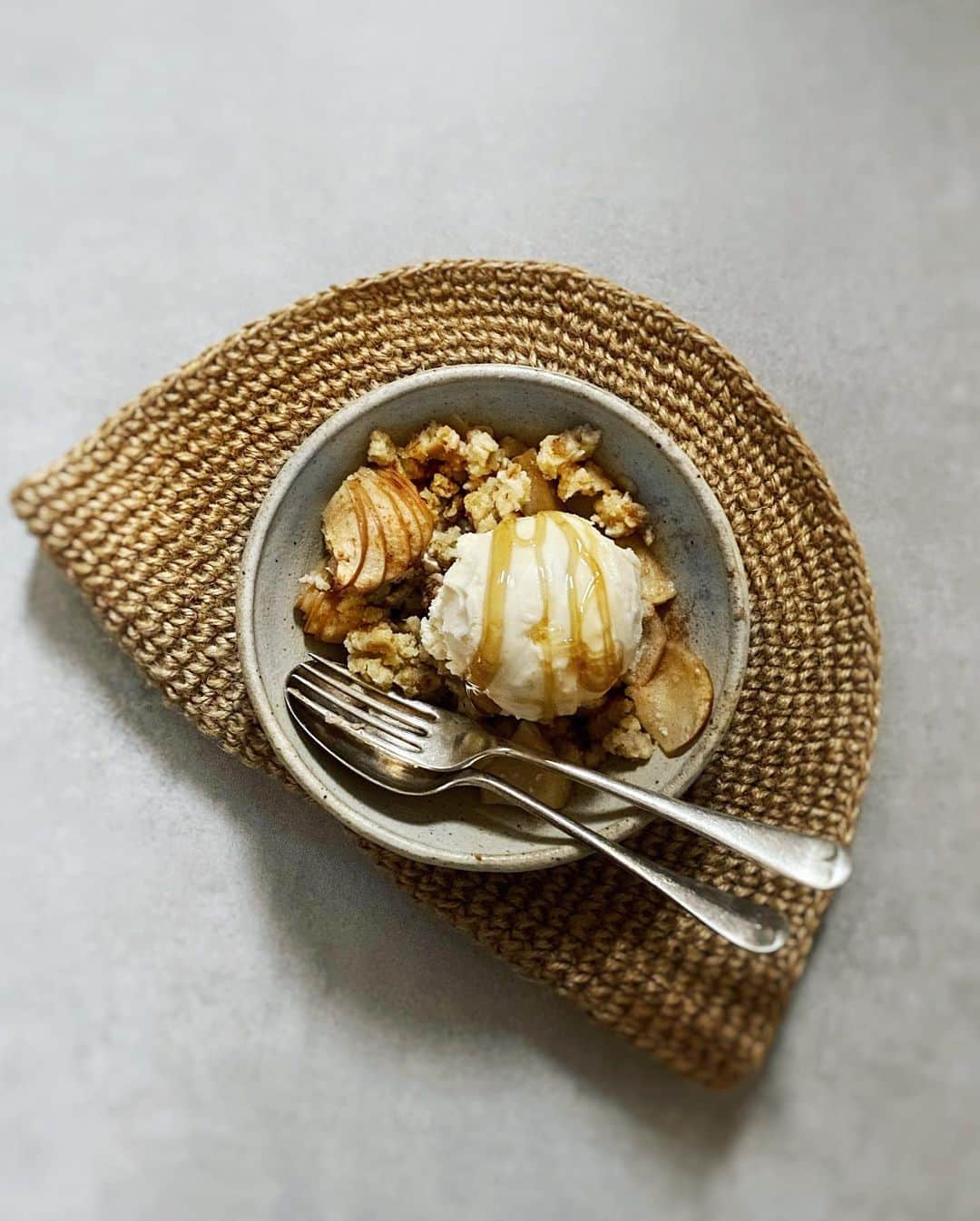 のインスタグラム：「Apple crumble with ice cream🍨 アップルクランブルwith バニラアイスクリーム . クランブルレシピの小麦粉分量を減らして豆腐を加えています。また、バターと小麦粉を混ぜてホロホロにするところを、バターの分量を減らしてグラノーラを加え食感を面白くしてみました。 フィリングのりんごは、カットしたあとレモン汁を全体に馴染ませ、シナモンときび砂糖でコーティングしています。バニラアイスを添えるとなんとも言えない、りんごが際立つ美味しさです😋 . #りんご」