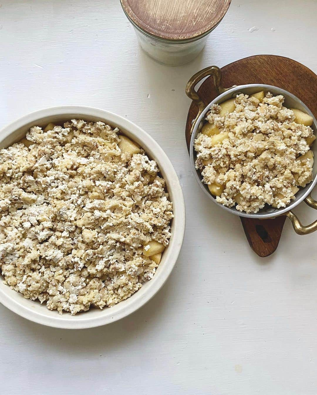 Chinamiさんのインスタグラム写真 - (ChinamiInstagram)「Apple crumble with ice cream🍨 アップルクランブルwith バニラアイスクリーム . クランブルレシピの小麦粉分量を減らして豆腐を加えています。また、バターと小麦粉を混ぜてホロホロにするところを、バターの分量を減らしてグラノーラを加え食感を面白くしてみました。 フィリングのりんごは、カットしたあとレモン汁を全体に馴染ませ、シナモンときび砂糖でコーティングしています。バニラアイスを添えるとなんとも言えない、りんごが際立つ美味しさです😋 . #りんご」2月20日 23時23分 - chinamiphoto