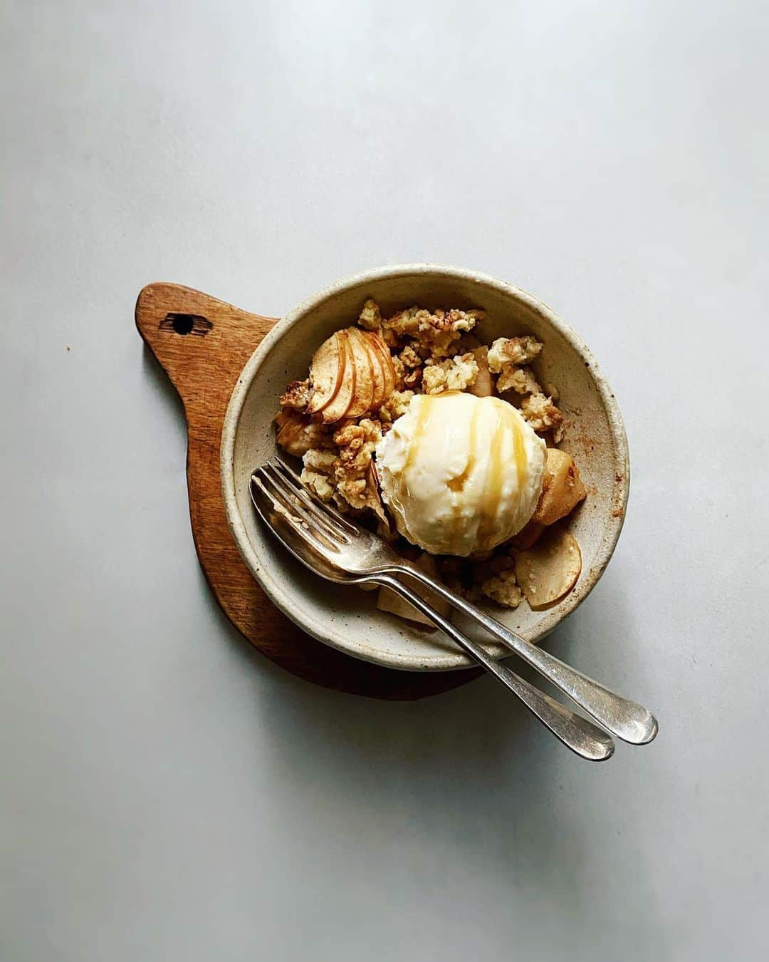 Chinamiさんのインスタグラム写真 - (ChinamiInstagram)「Apple crumble with ice cream🍨 アップルクランブルwith バニラアイスクリーム . クランブルレシピの小麦粉分量を減らして豆腐を加えています。また、バターと小麦粉を混ぜてホロホロにするところを、バターの分量を減らしてグラノーラを加え食感を面白くしてみました。 フィリングのりんごは、カットしたあとレモン汁を全体に馴染ませ、シナモンときび砂糖でコーティングしています。バニラアイスを添えるとなんとも言えない、りんごが際立つ美味しさです😋 . #りんご」2月20日 23時23分 - chinamiphoto